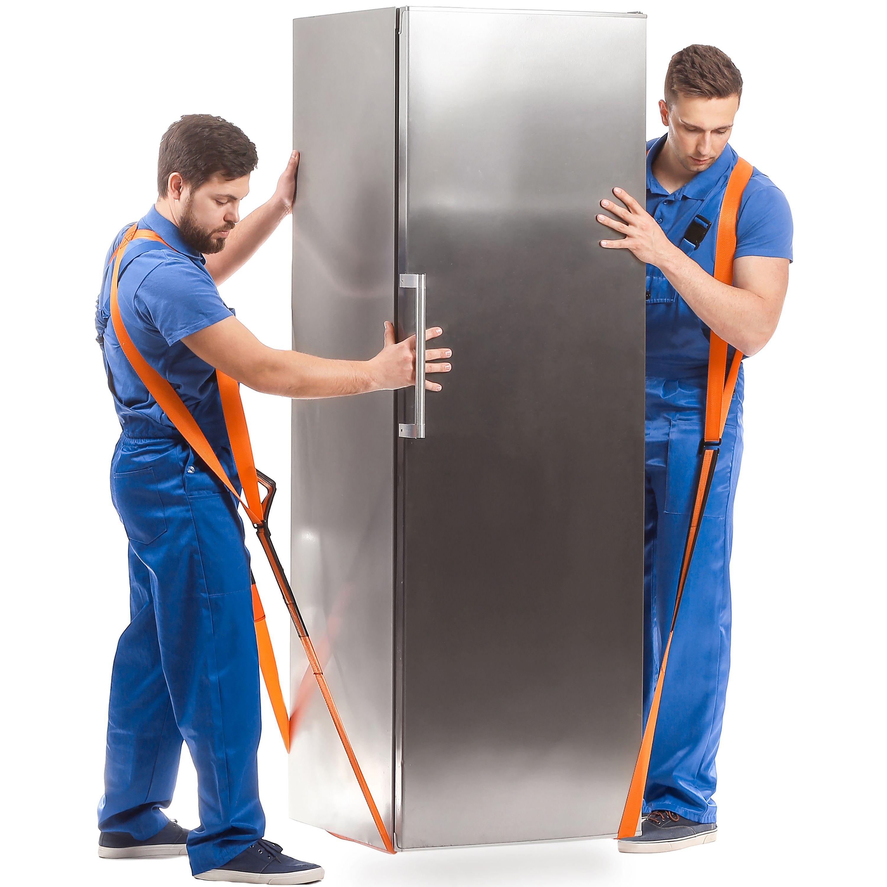 Zwei Männer tragen einen silbernen Kühlschrank. Blaue Overalls, orangefarbene Gurte. Weißer Hintergrund.
