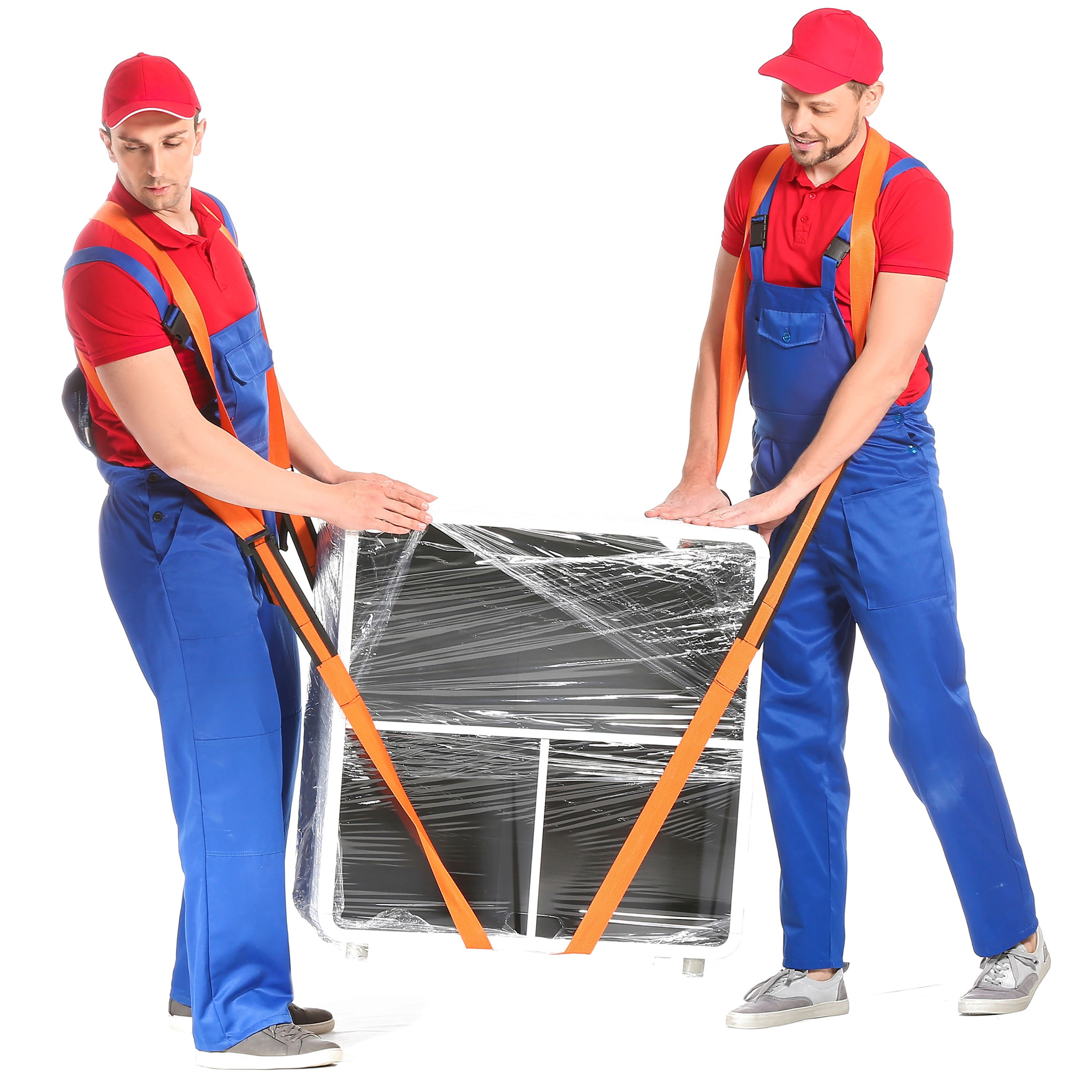Zwei Umzugshelfer in blauen Overalls tragen einen verpackten weißen Schrank mit orangen Gurten.
