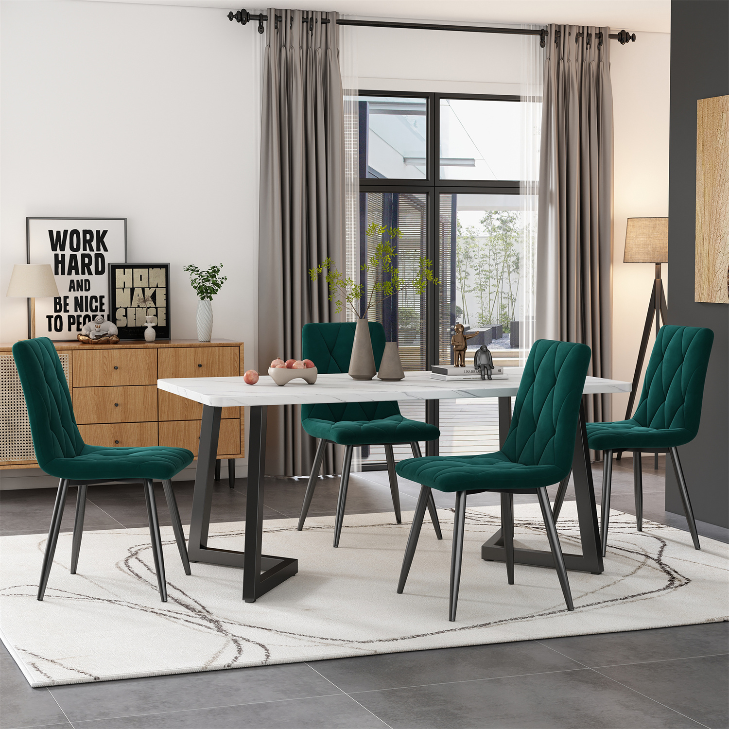 Ein Esszimmer mit weißem Tisch, grünen Stühlen und Holzmöbeln. Natürliches Licht fällt durch ein Fenster.