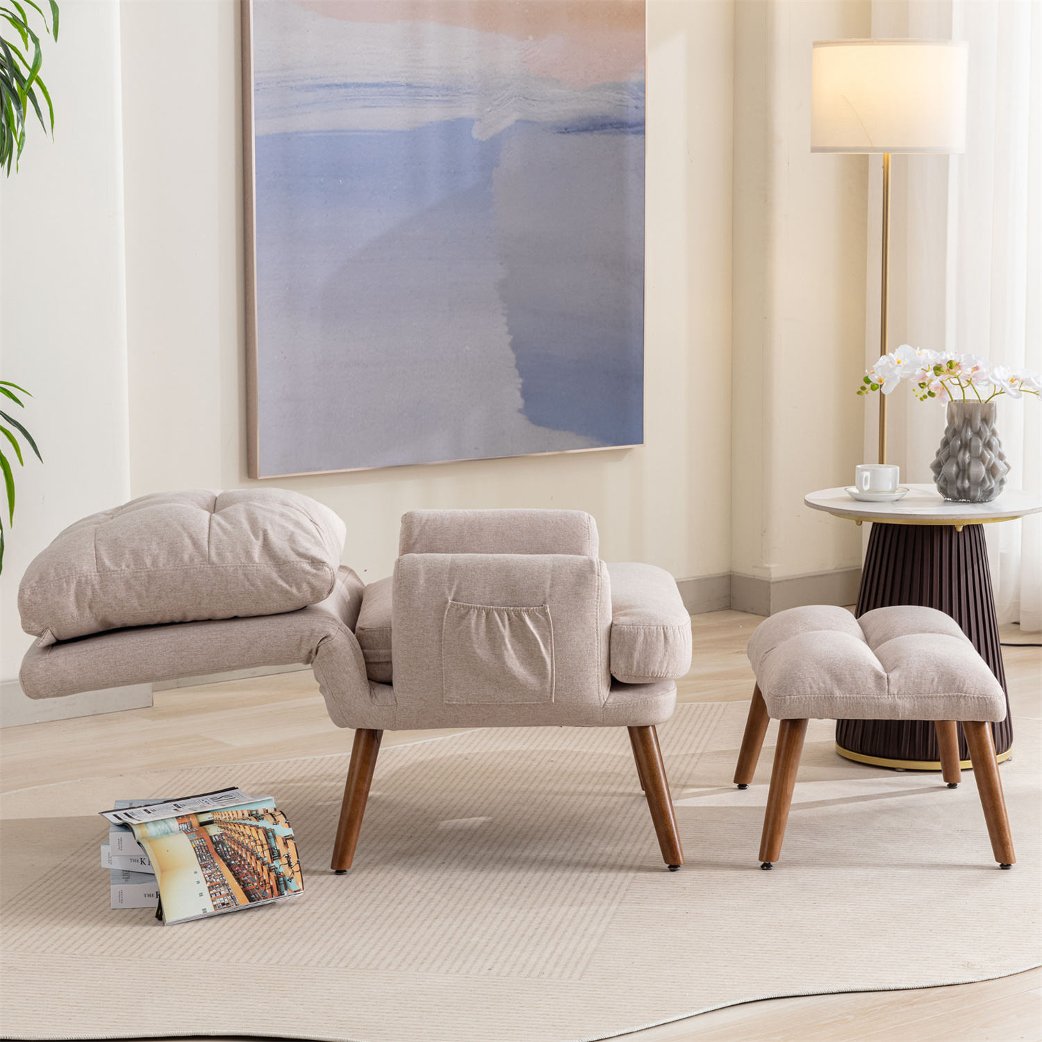 Beiger Relaxsessel mit Fußstütze und kleinem Hocker, in einem Raum.