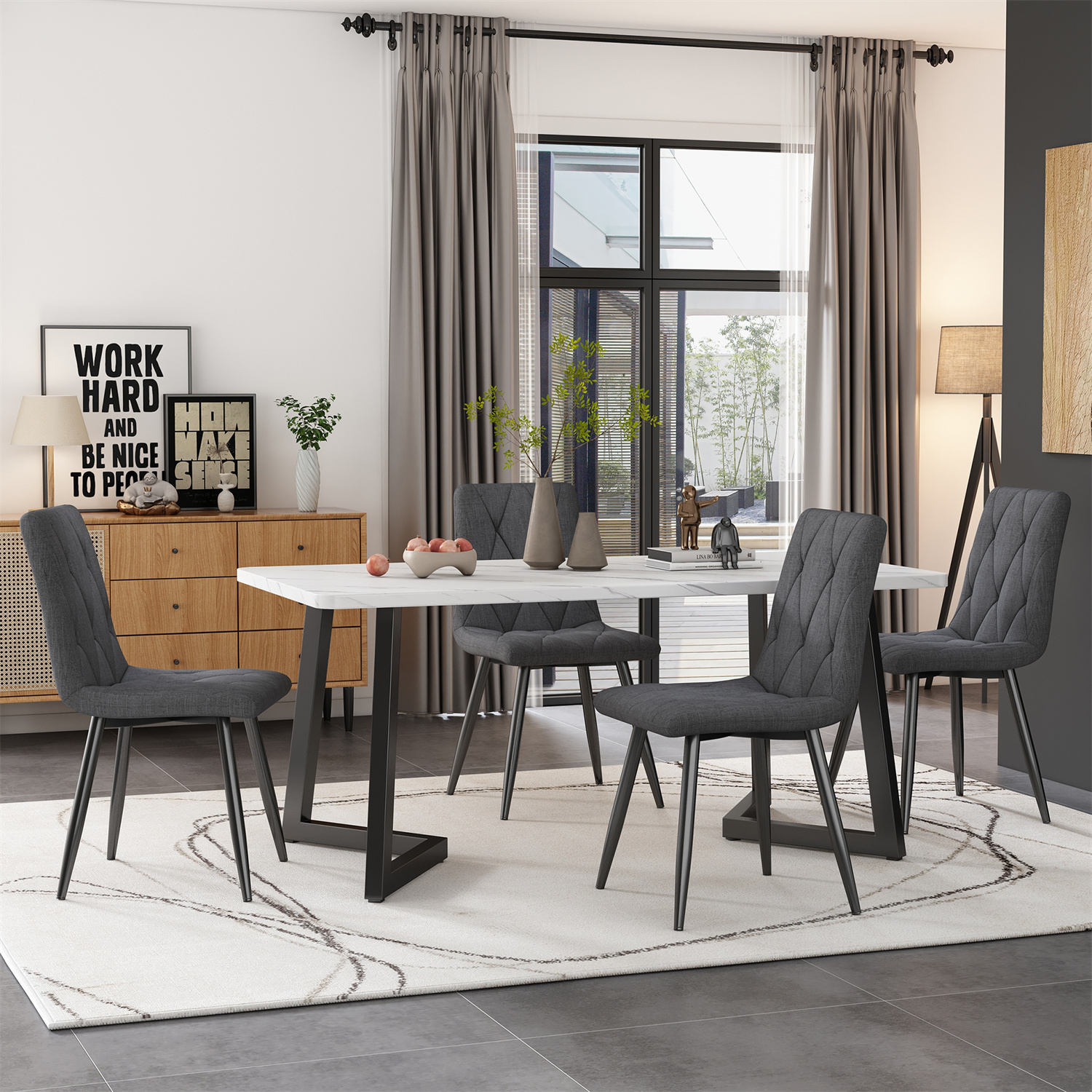 Esszimmer mit Tisch, Stühlen, Teppich und Fenster. Neutrale Töne und Holzschrank.