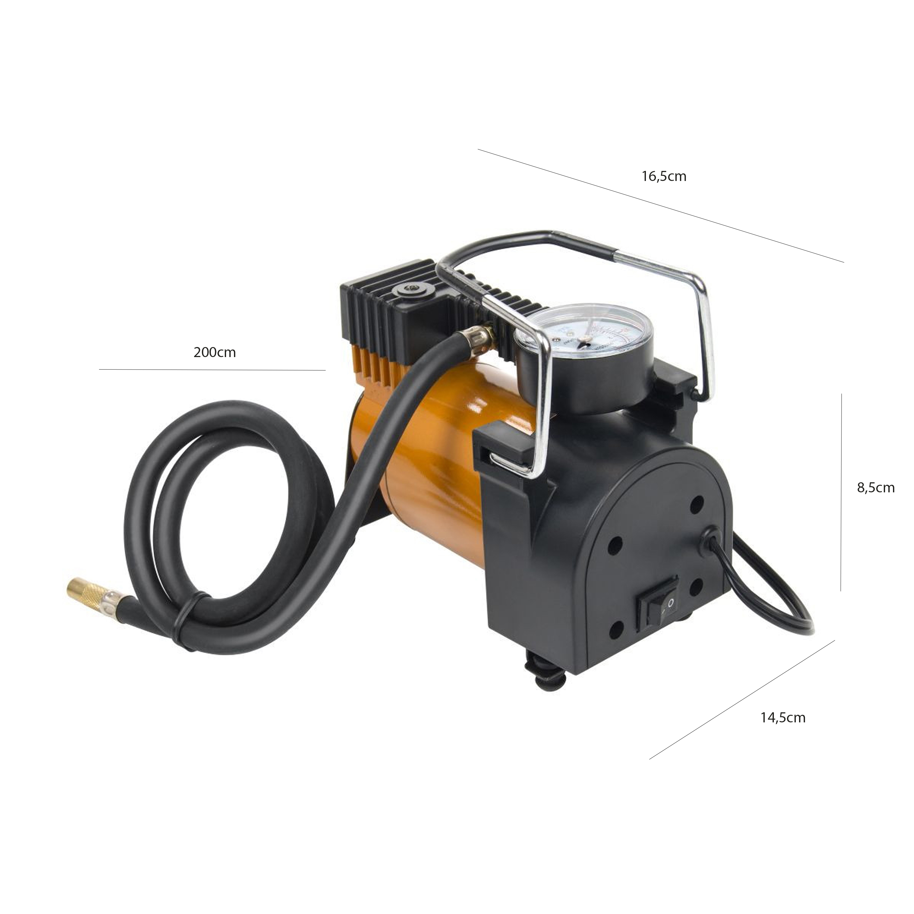 Compressore d'aria per auto arancione e nero con manometro, tubo e cavo di alimentazione. Sfondo bianco.