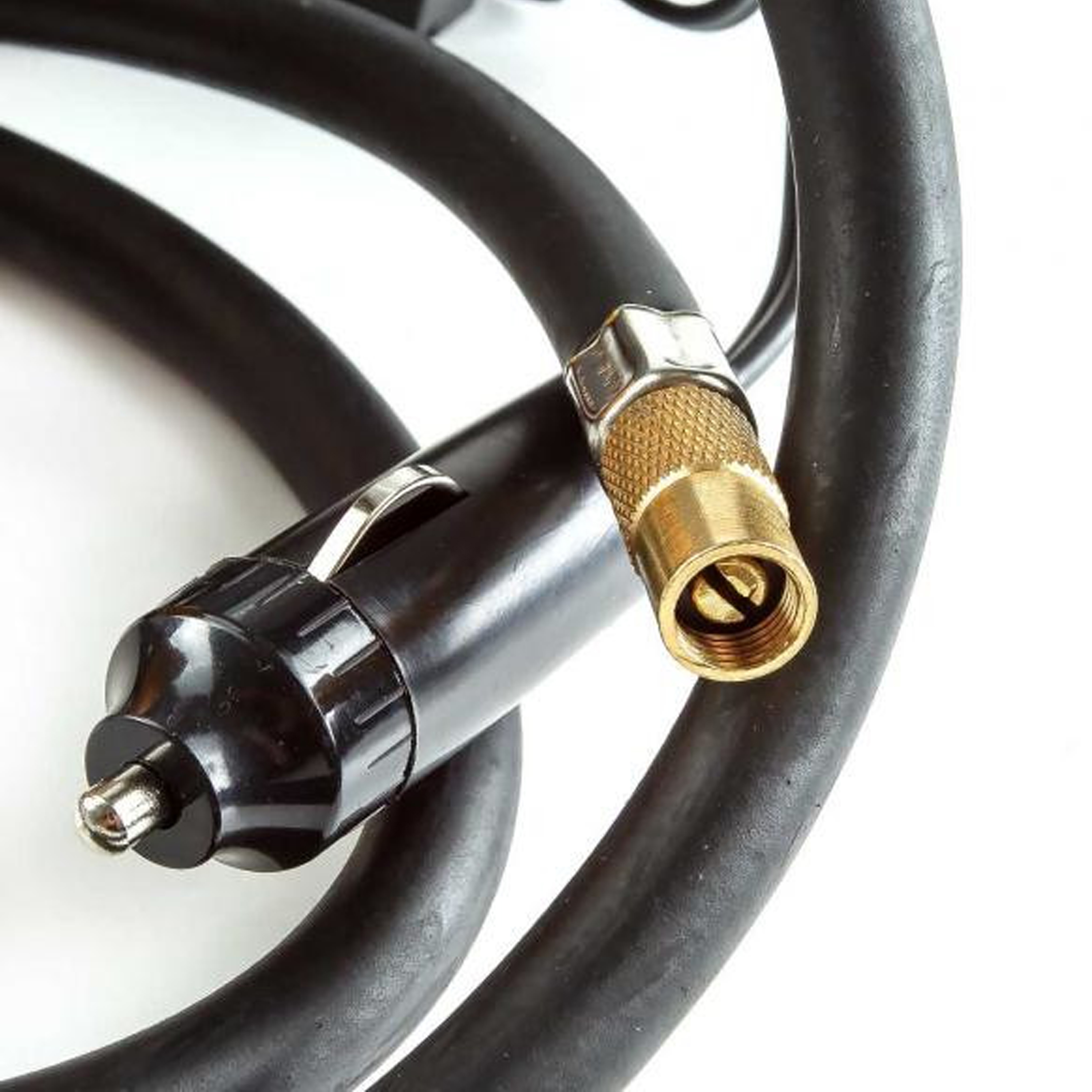 Un accessorio per auto nero e oro. Ha una spina nera e un connettore dorato.
