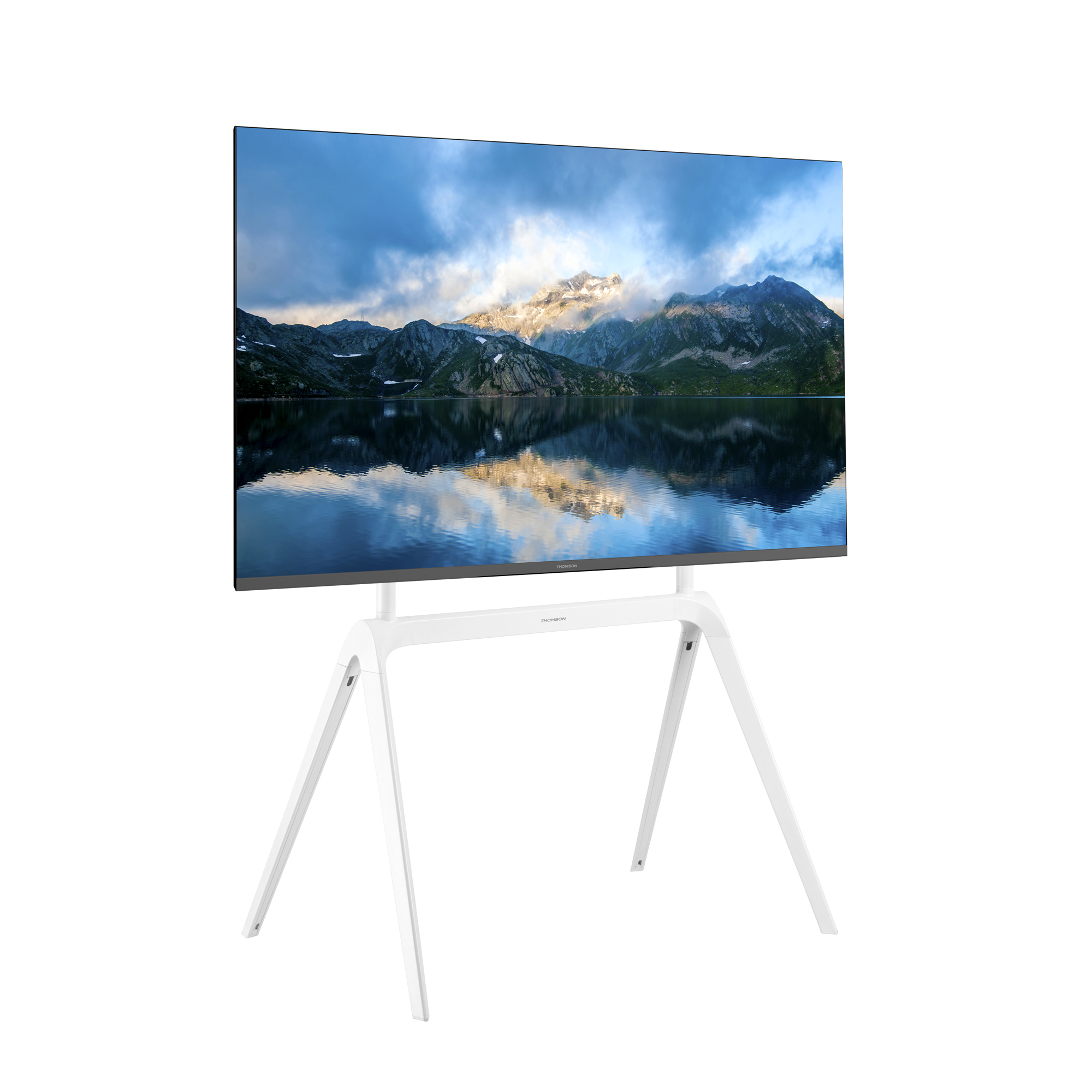 Supporto TV bianco con un grande schermo che mostra un paesaggio di montagne e acqua.