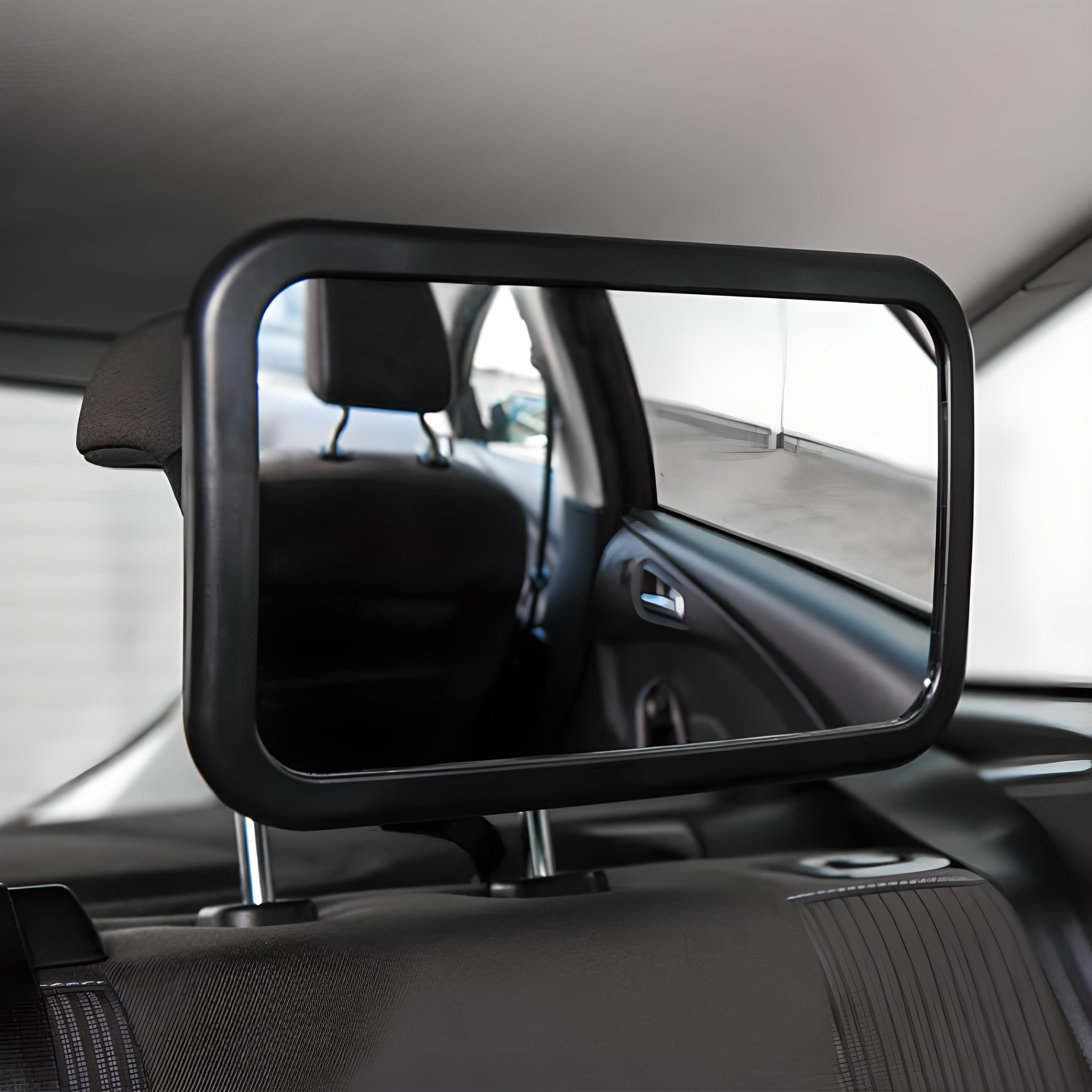 Ein Autositzspiegel, der an einer Kopfstütze befestigt ist. Der Spiegel ist rechteckig und zeigt den Innenraum des Autos.