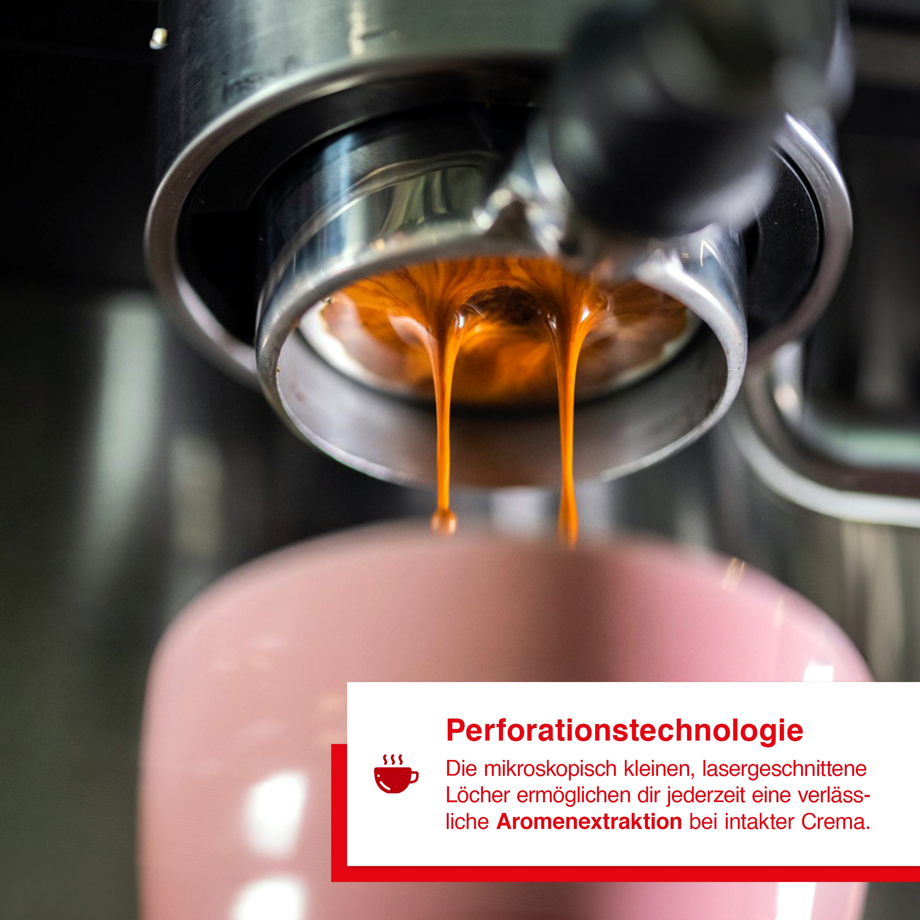 Kaffee in eine rosa Tasse gießen, mit Text über Aromaextraktion.
