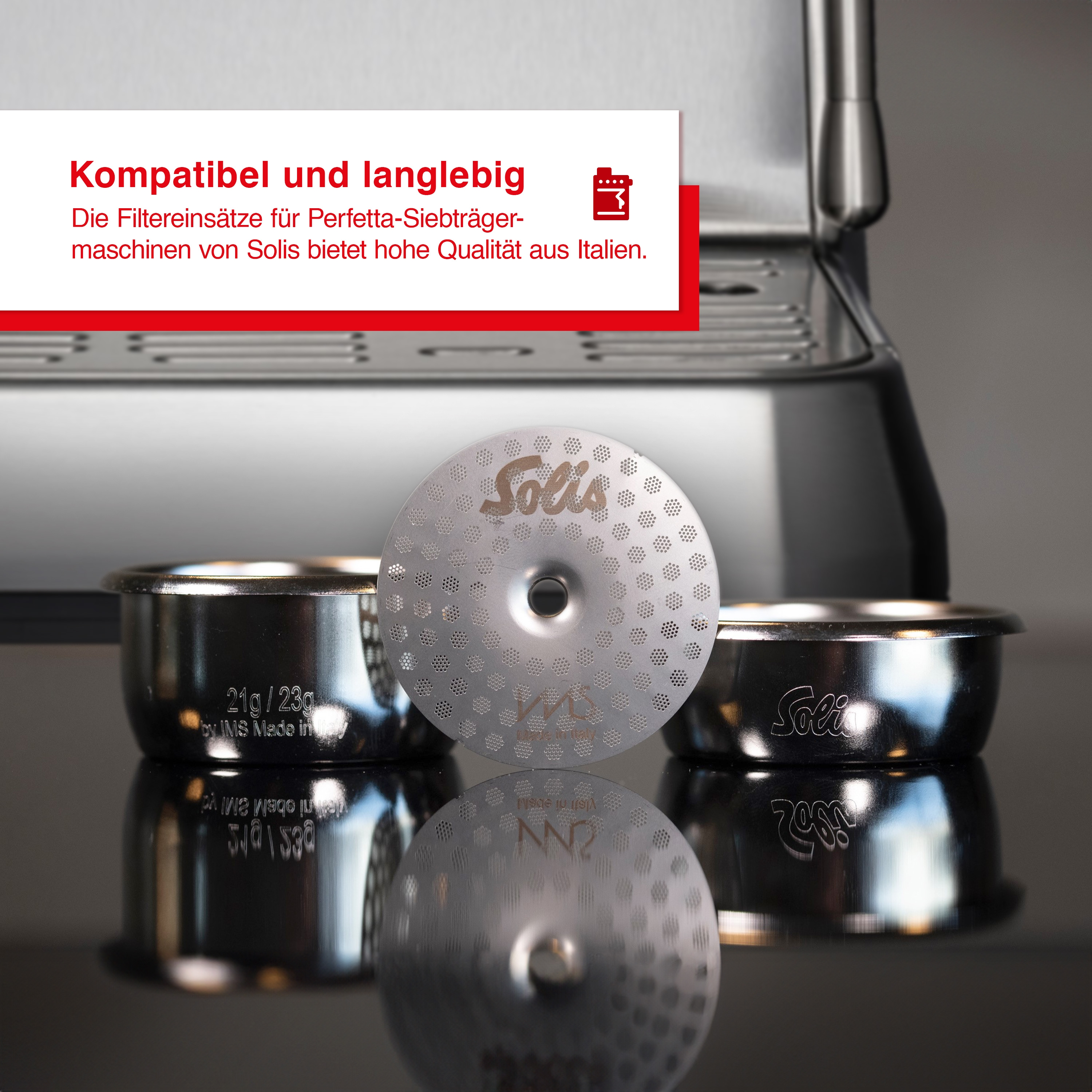 Kaffeemaschinenteile, einschließlich Filterhalter und Filter, auf reflektierender Oberfläche.
