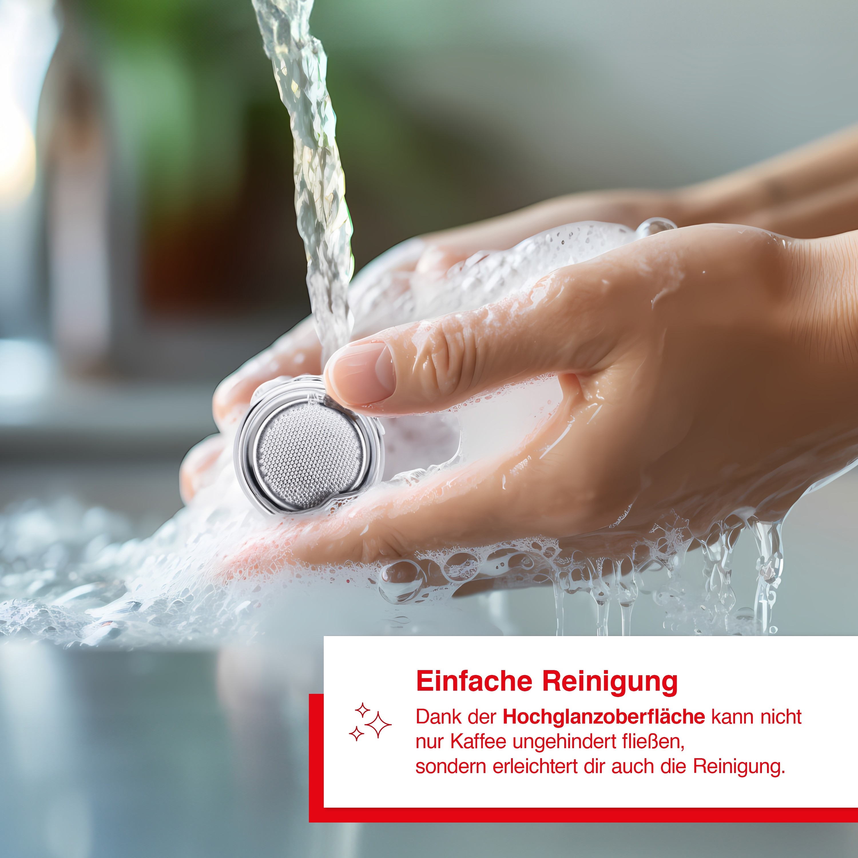 Hände waschen einen Filter unter fließendem Wasser. Seife und Blasen sind sichtbar. Text: 'Einfache Reinigung'.
