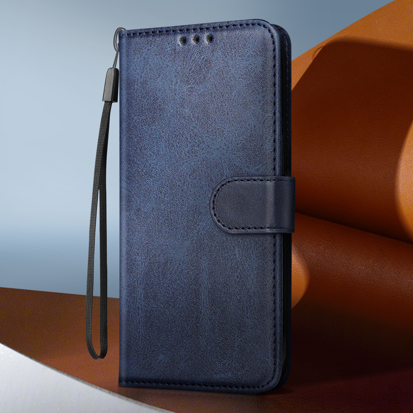 Una custodia per telefono in pelle blu con cinturino. Ha una chiusura magnetica e dettagli di cucitura.