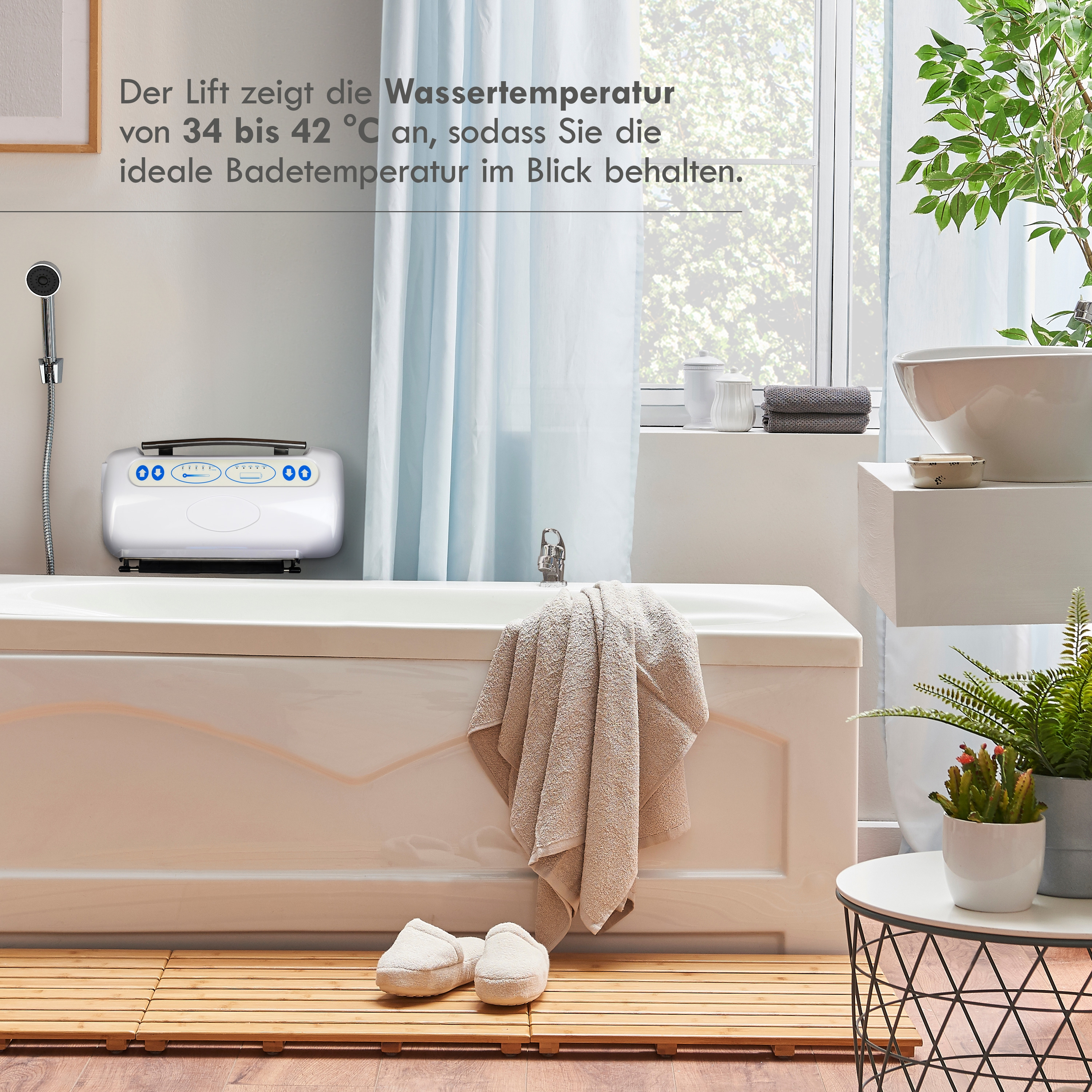 Badezimmer mit Badewanne, Wassertemperaturanzeige und Zubehör.