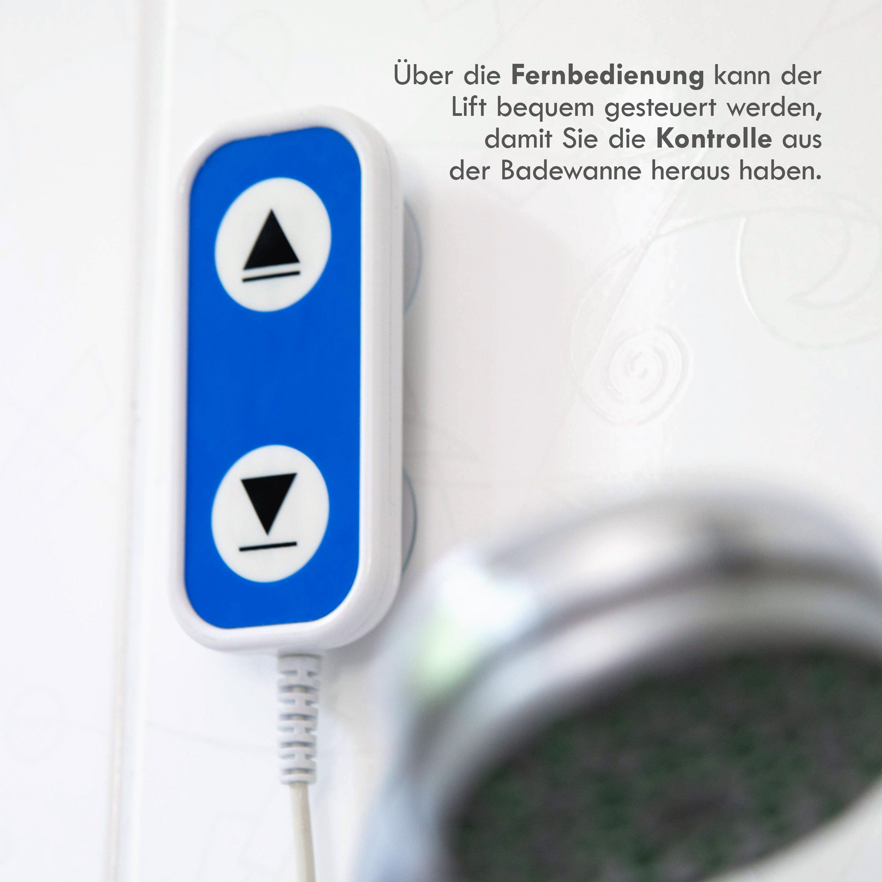 Ein blau-weißes Bedienfeld mit Pfeilen nach oben und unten, an einer weißen Wand mit Duschkopf befestigt.