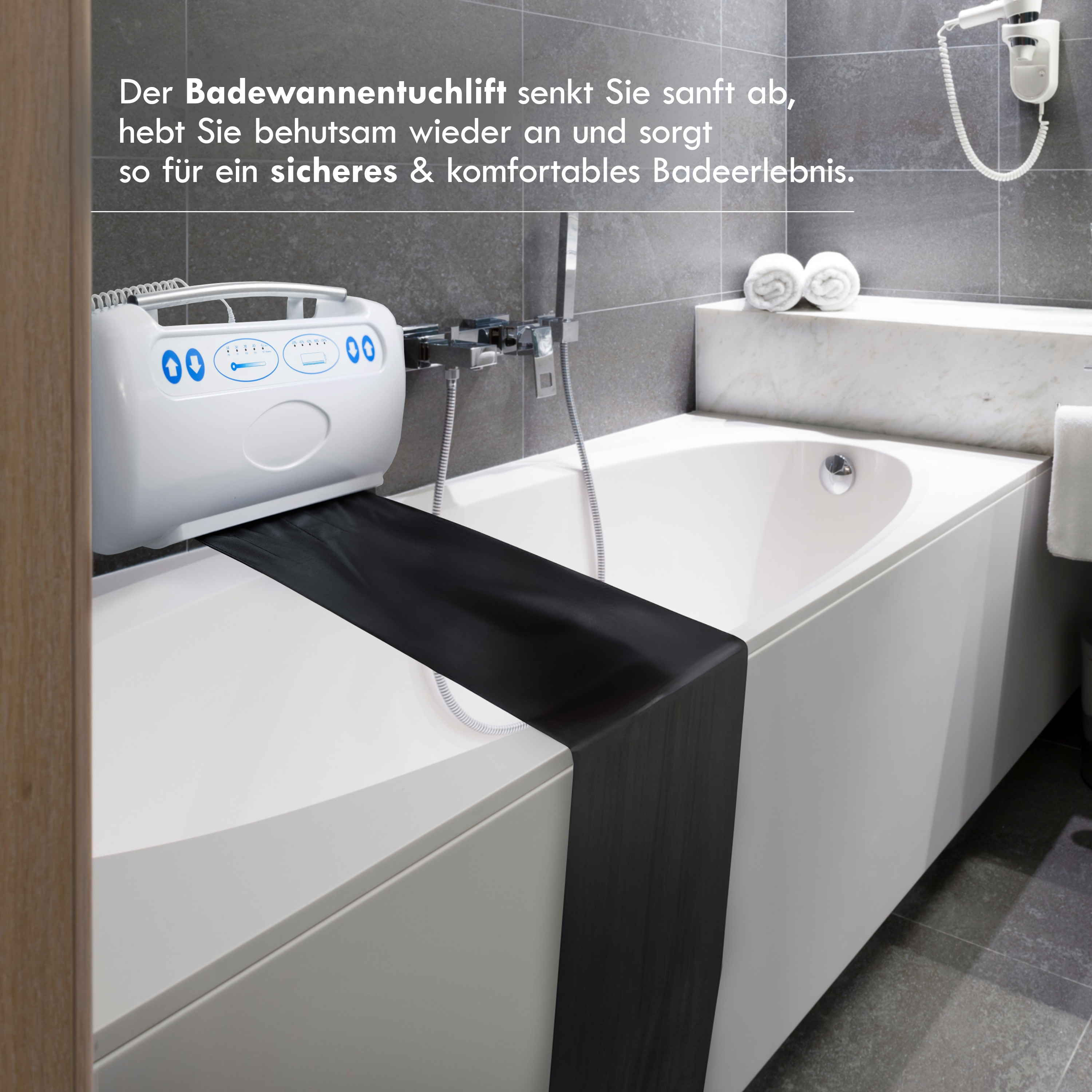 Eine Badezimmerszene zeigt eine weiße Badewanne mit einem Liftsystem für unterstütztes Baden und Handtücher.