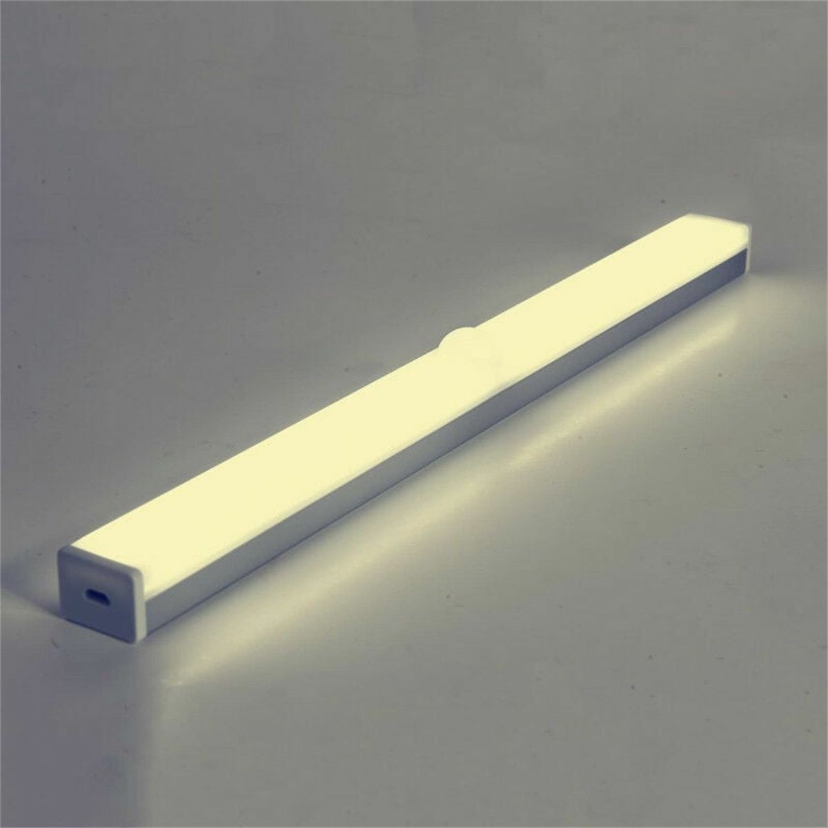 Eine lange, beleuchtete LED-Lichtleiste.