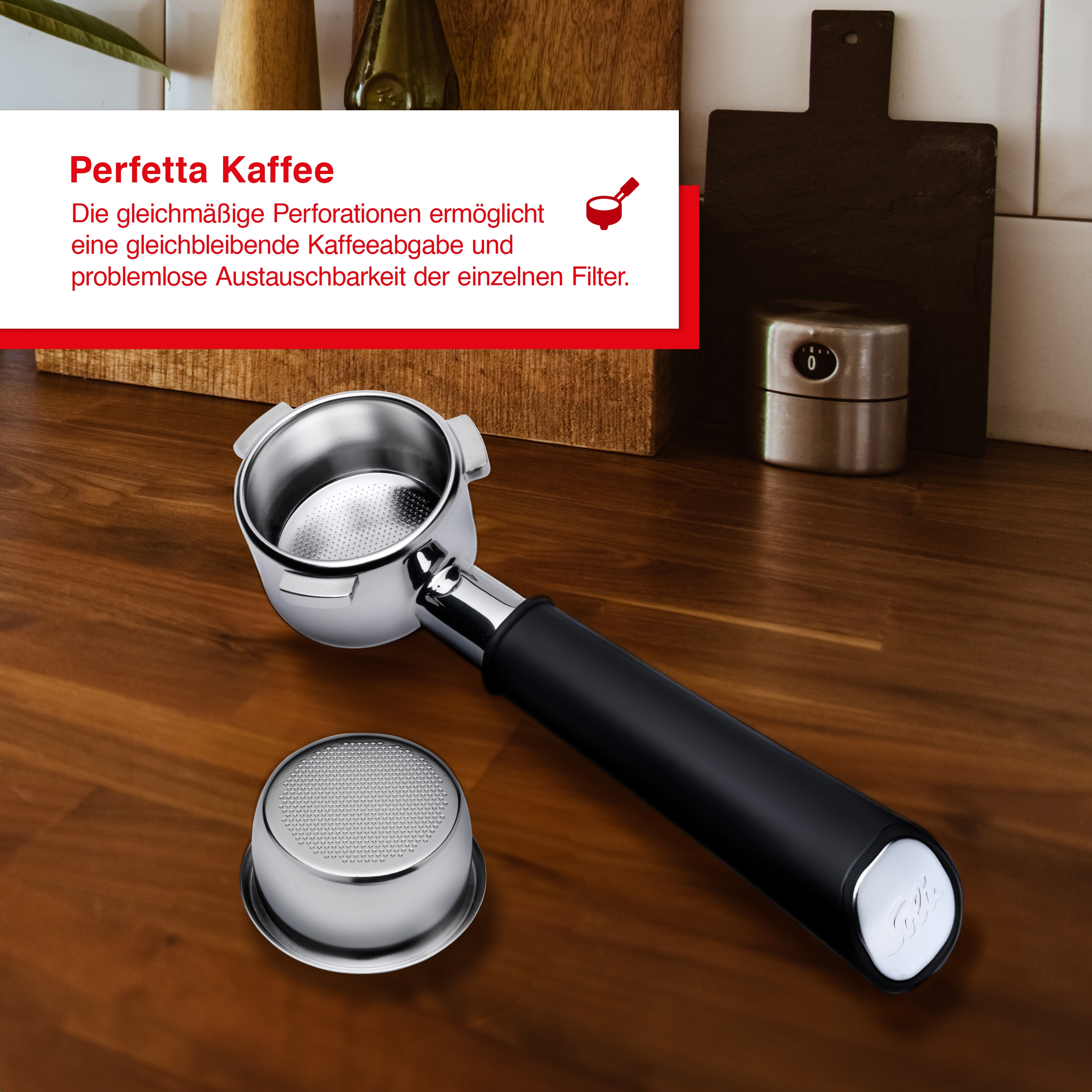Ein Siebträger einer Kaffeemaschine mit Filter. Der Griff ist schwarz.