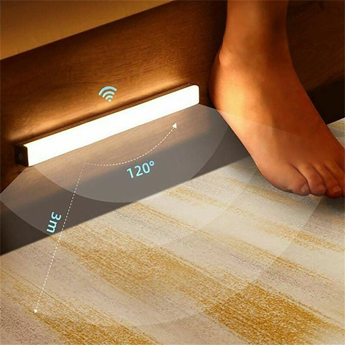 Fuß und Licht. Der Fuß ist in der Nähe des Lichts. Licht am Rand eines Teppichbodens.