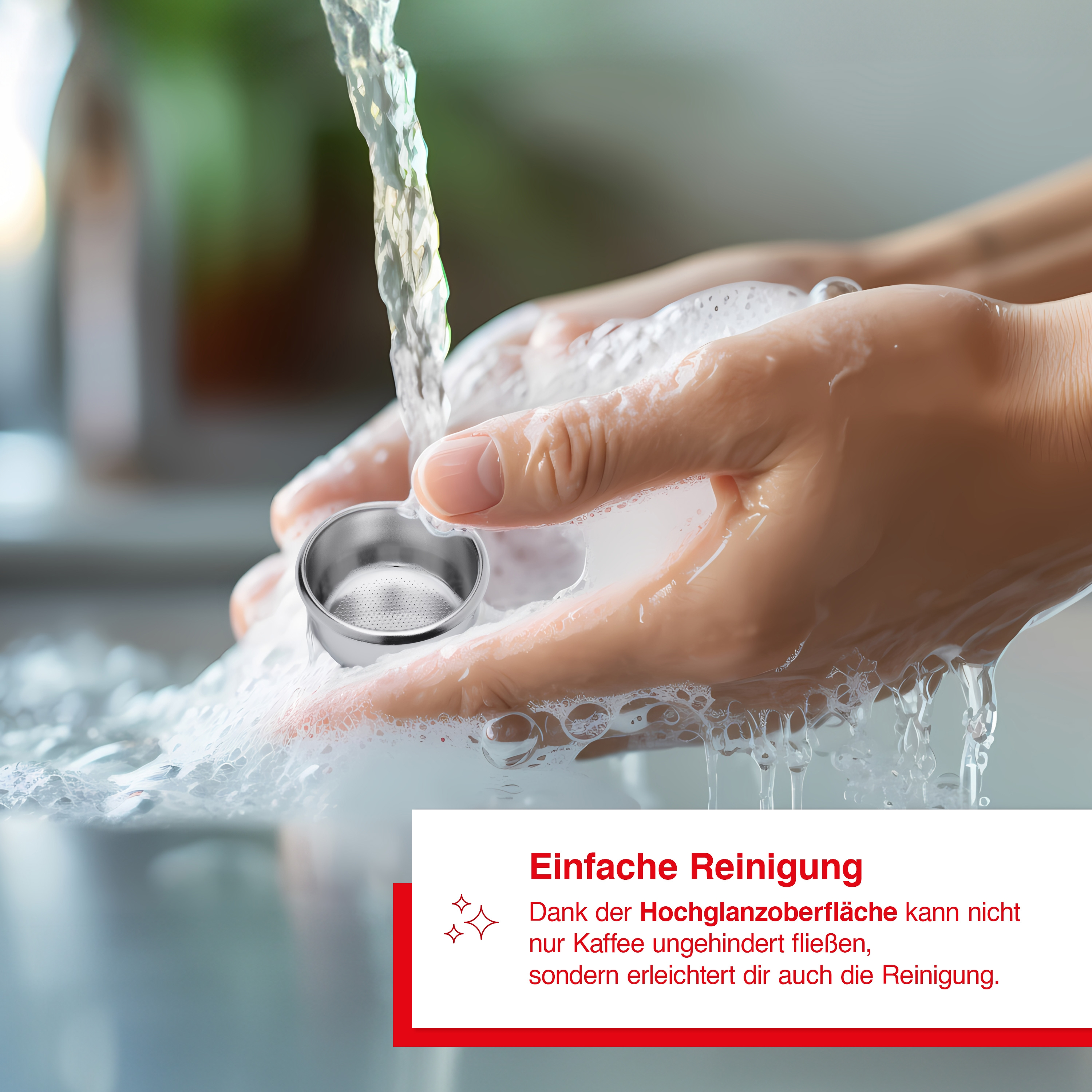 Hände waschen einen Metall-Kaffeefilter in schaumigem Wasser, mit Text über einfache Reinigung.