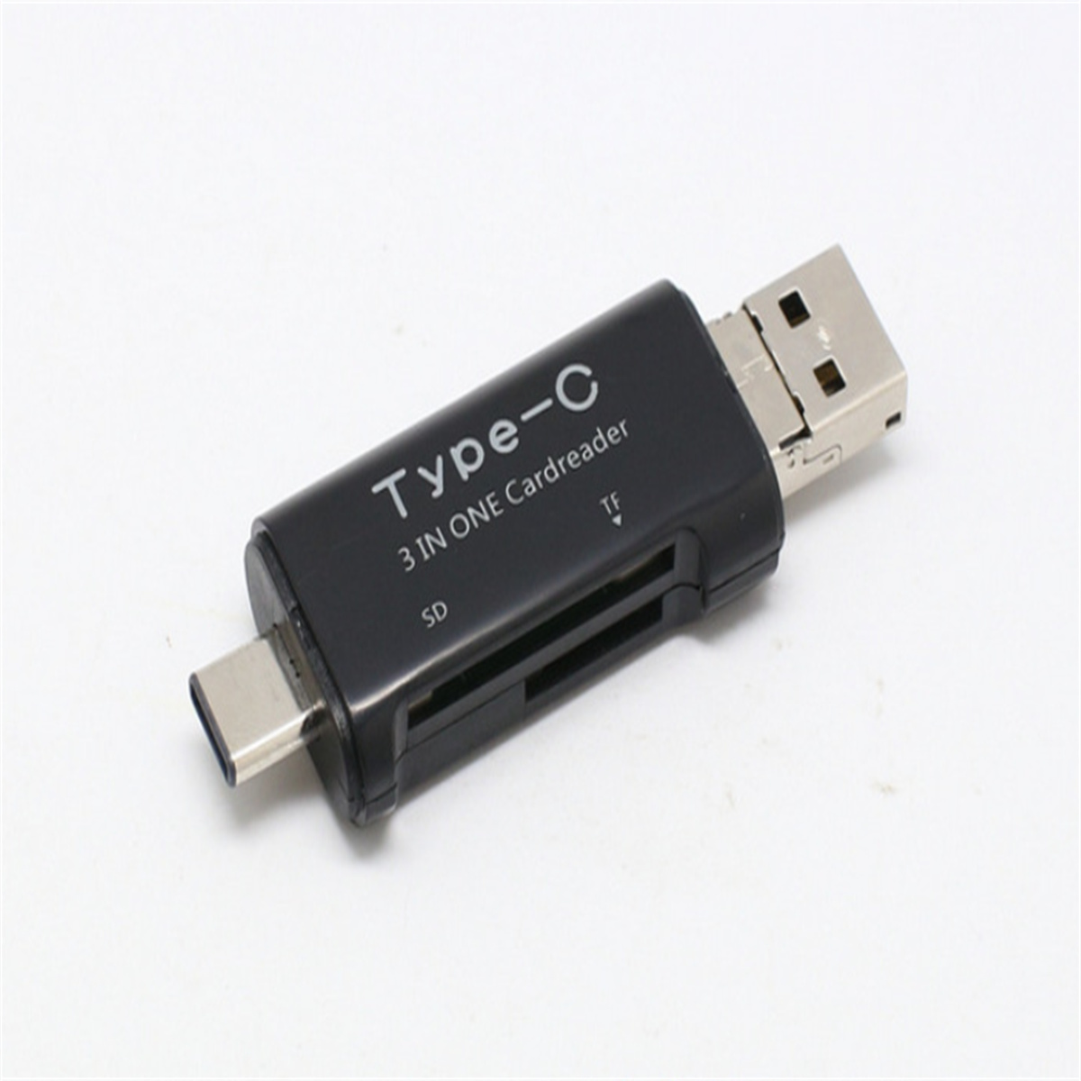 Ein schwarzer Type-C 3-in-1-Kartenleser für SD-, TF-Karten und einen USB-Anschluss auf weißem Hintergrund.
