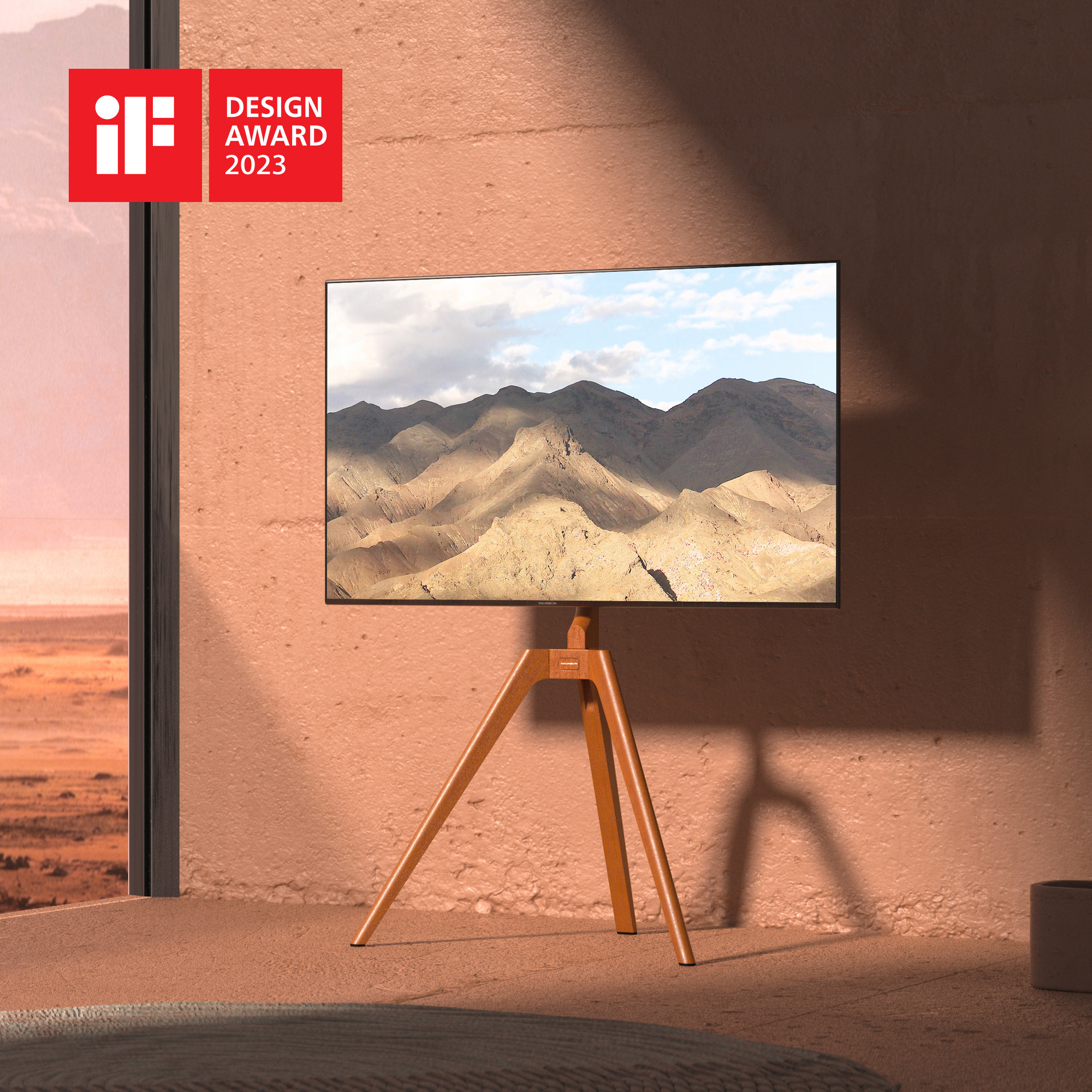 Ein Fernseher auf einem Holzstativ. Der Bildschirm zeigt Berge. Auszeichnung: iF DESIGN AWARD 2023.