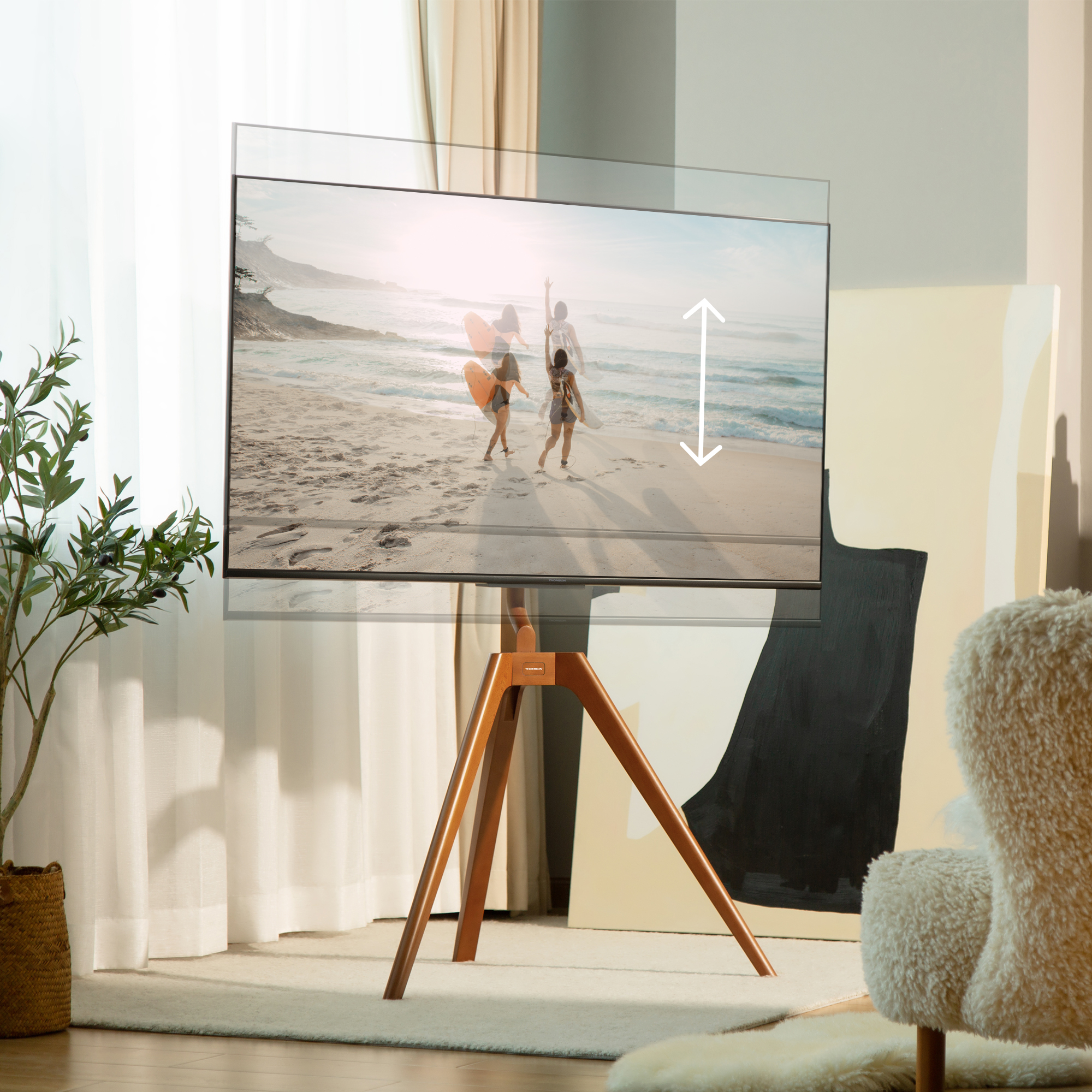 Moderner Fernseher auf Holzstativ. Personen am Strand, sichtbar durch den Bildschirm.