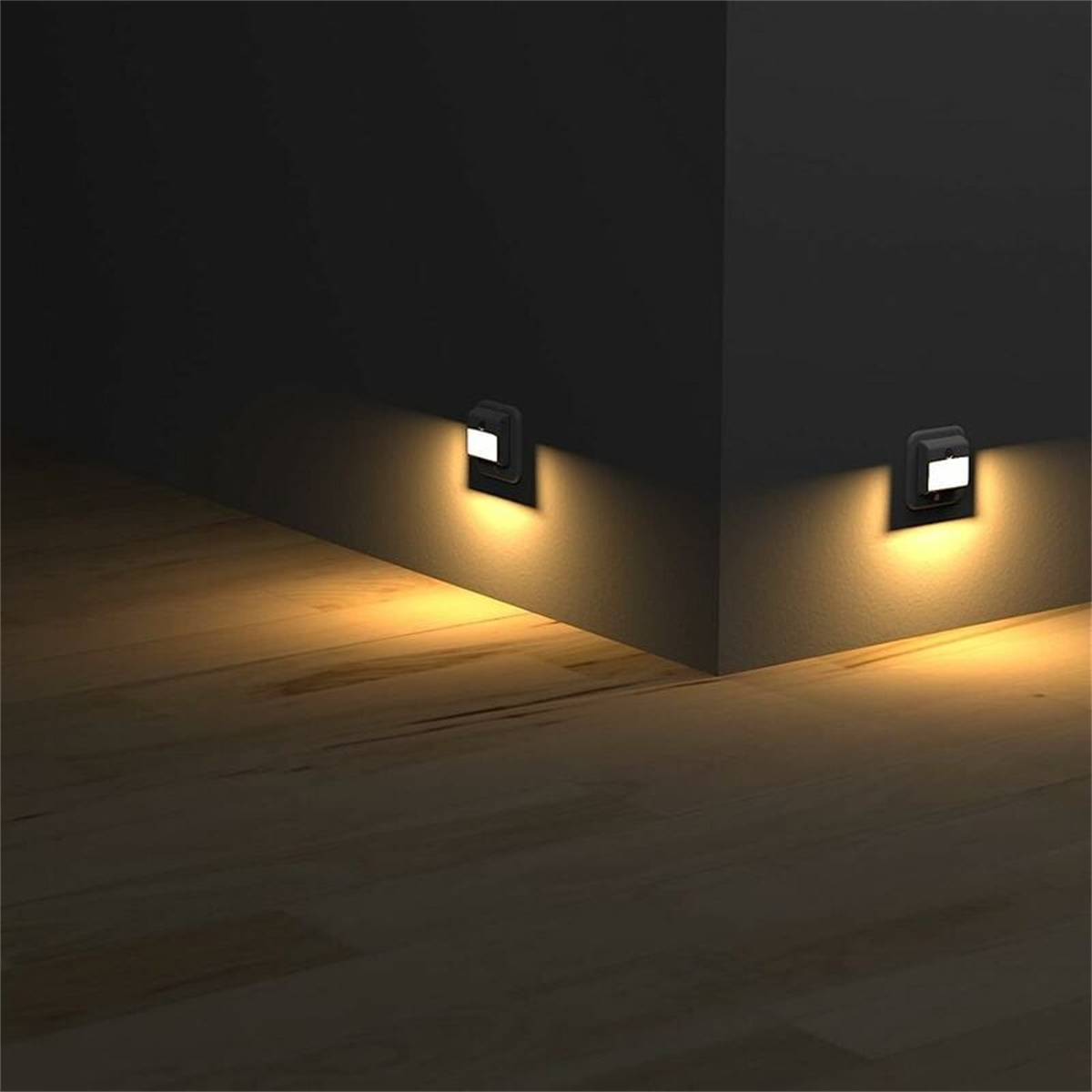 Zwei Wandleuchten beleuchten eine Ecke. Licht reflektiert auf einem Holzboden.