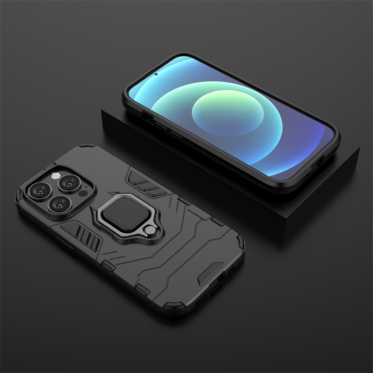 Coque de téléphone noire avec un support de bague et un deuxième téléphone sur une surface sombre.