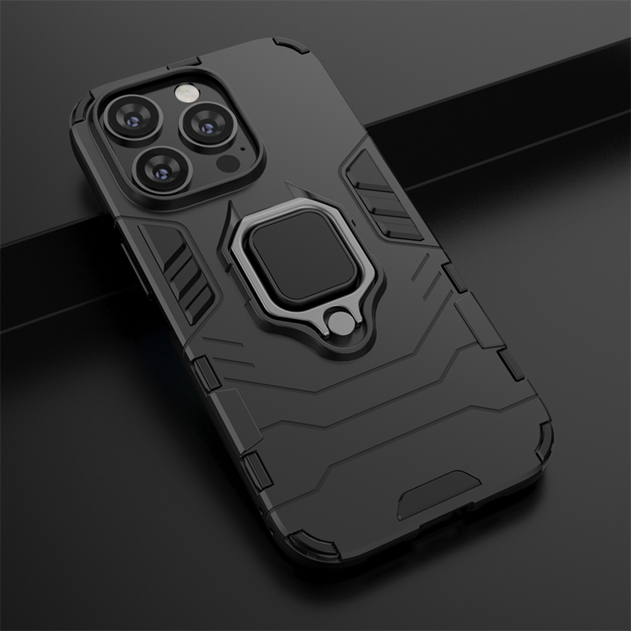 Coque de téléphone noire avec un téléphone à l'intérieur. La coque a un support d'anneau.