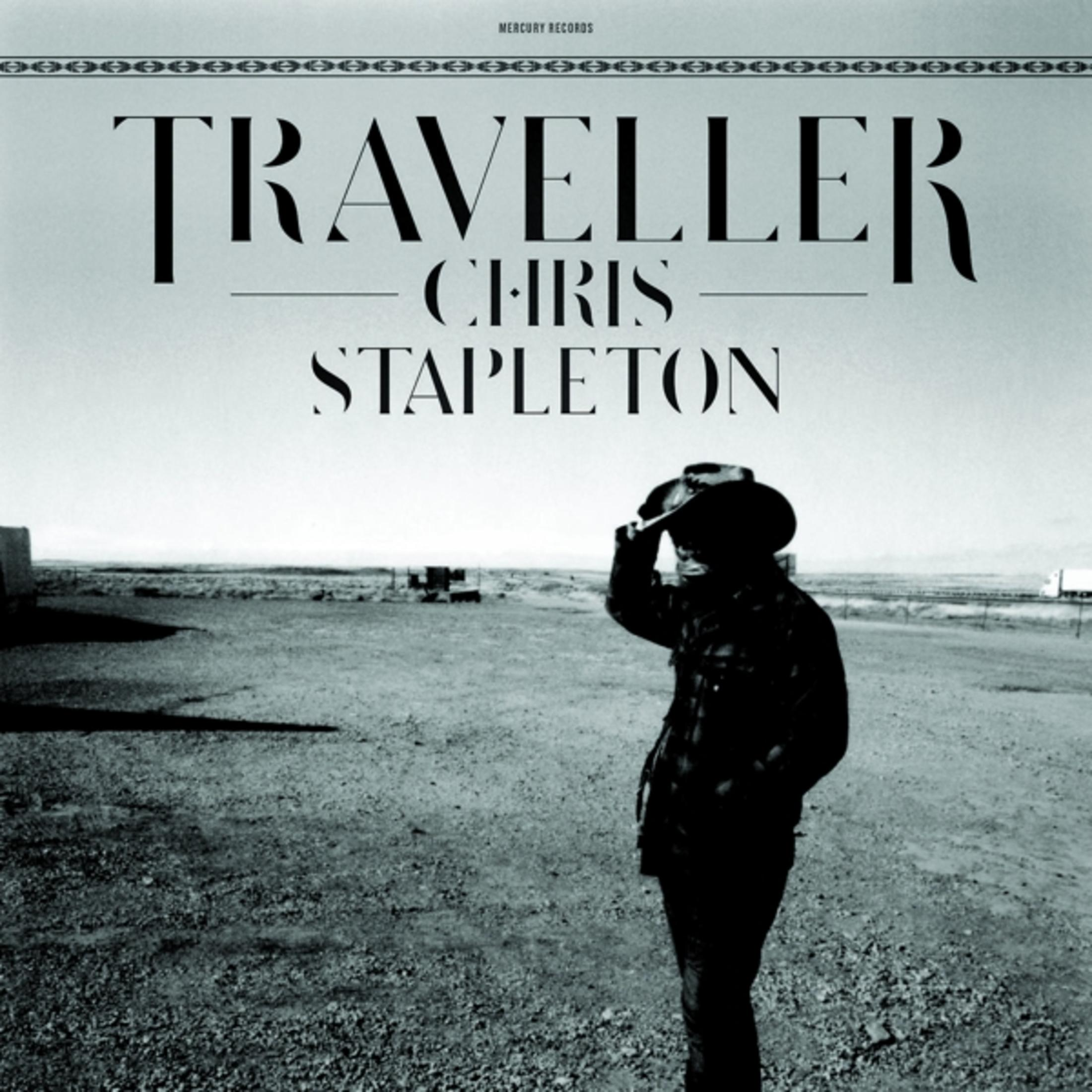 Copertina dell'album con Chris Stapleton, con cappello nero, in un campo. Il titolo è 'Traveller'.
