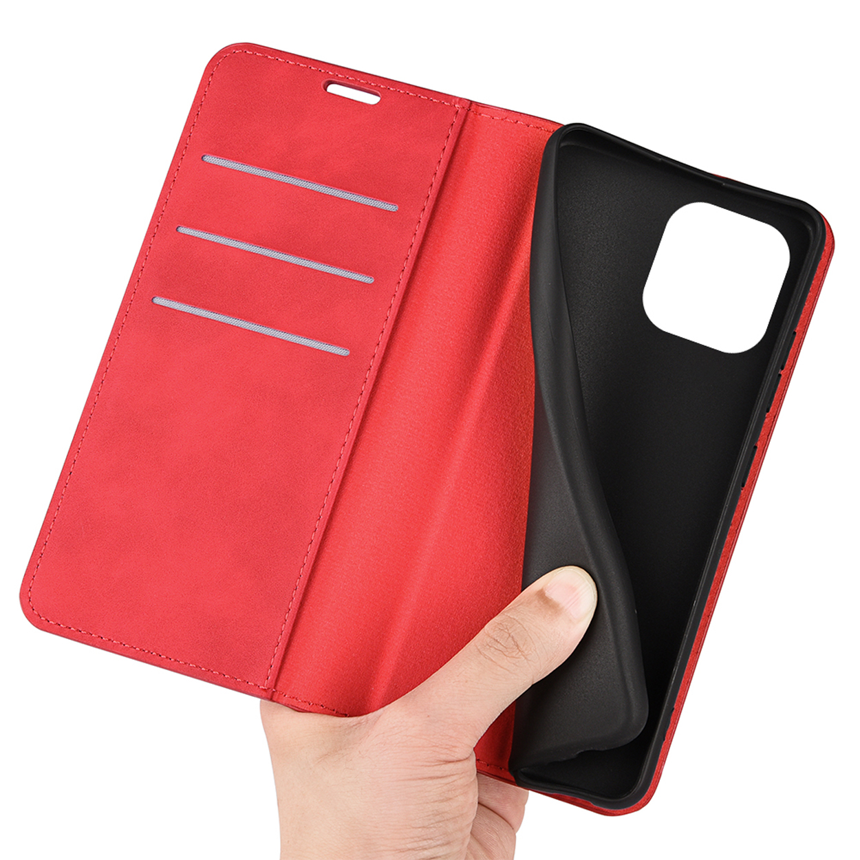 Rode leren telefoonhoes, open, met kaartsleuven en zwarte telefoonhouder. Hand houdt het vast.