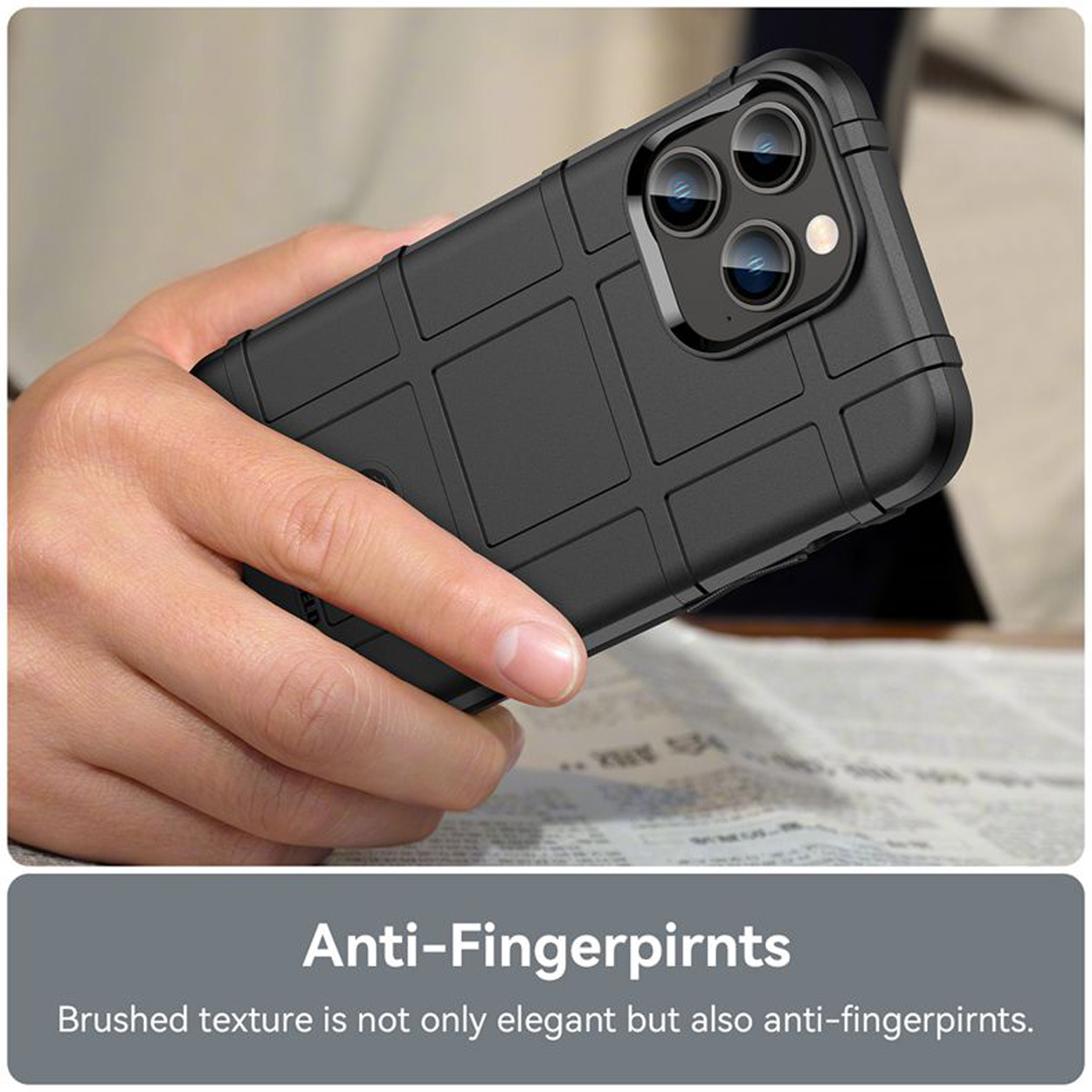 Hand houdt zwarte telefoon vast met een textuurhoes. Tekst: Anti-vingerafdrukken. Geborstelde textuur is elegant.