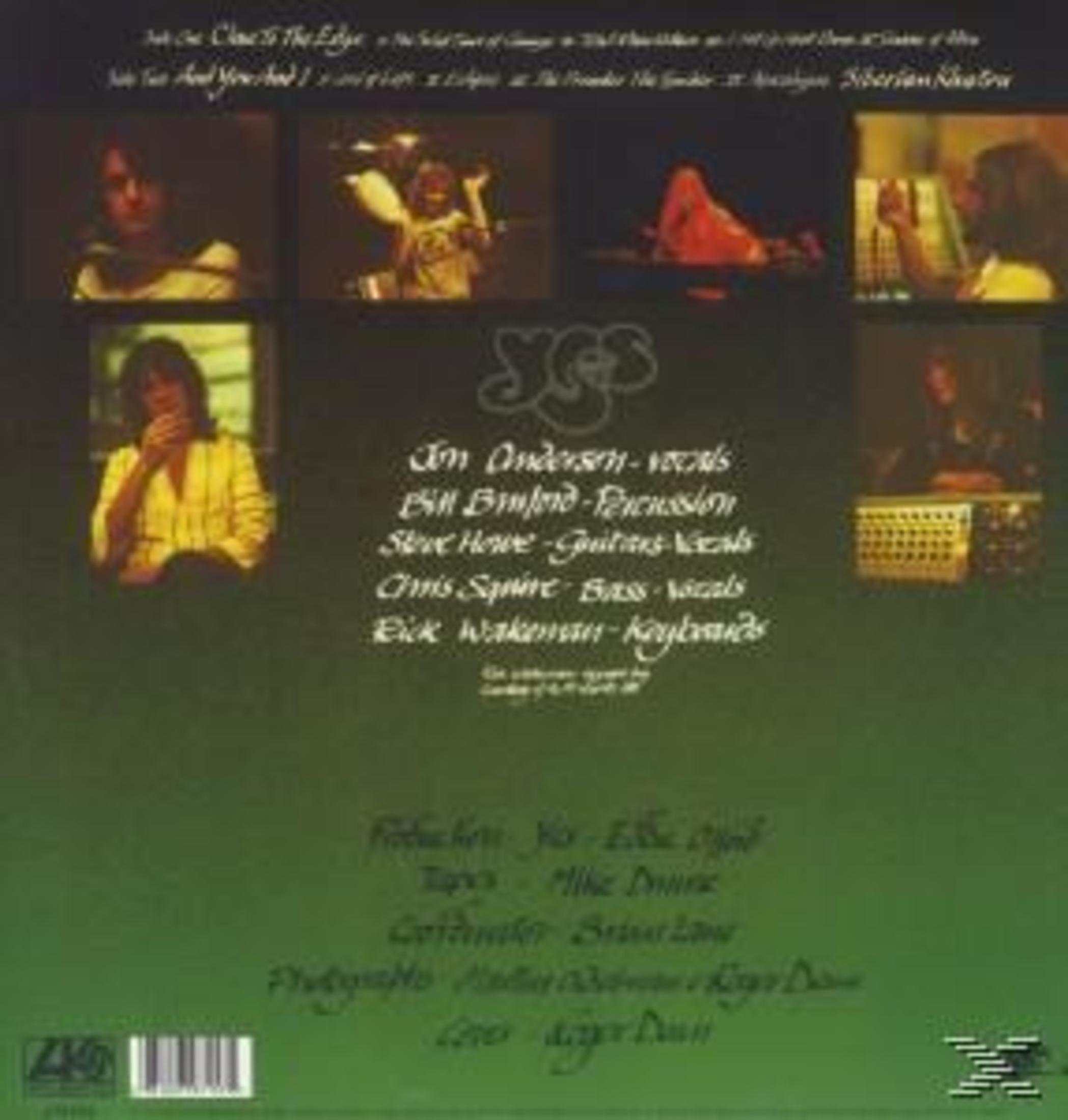 Pochette d'album, groupe de personnes dans une pièce, avec du texte.