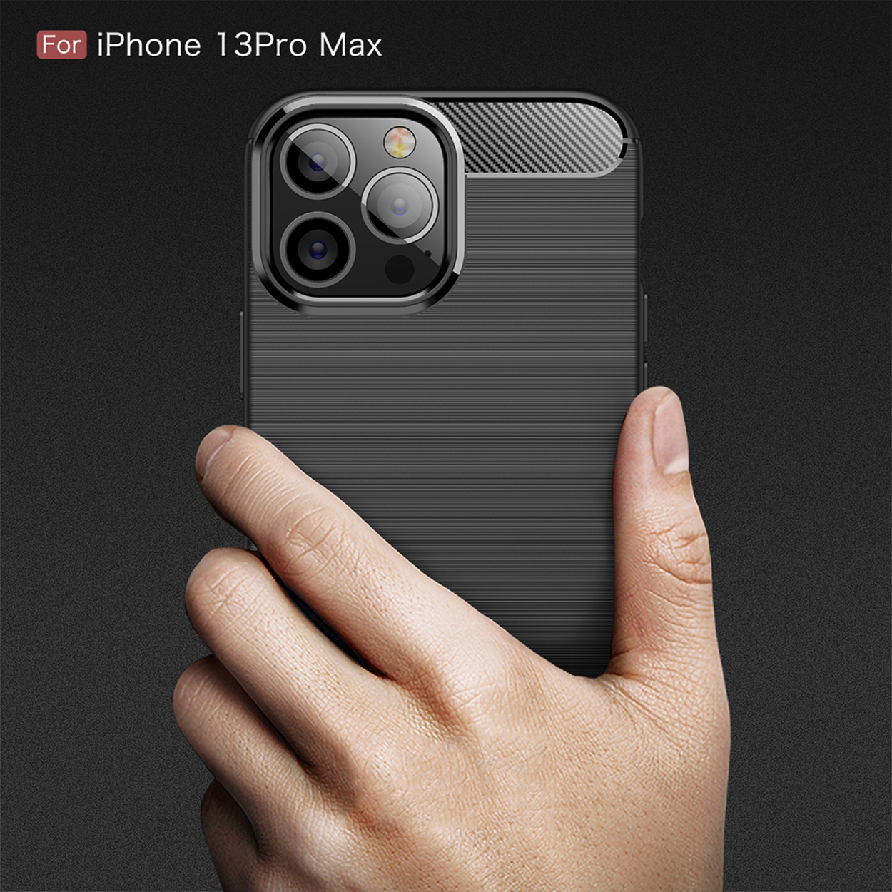 Hand die een zwart iPhone-hoesje vasthoudt. Het hoesje heeft een gestructureerd oppervlak en een camera-uitsparing.