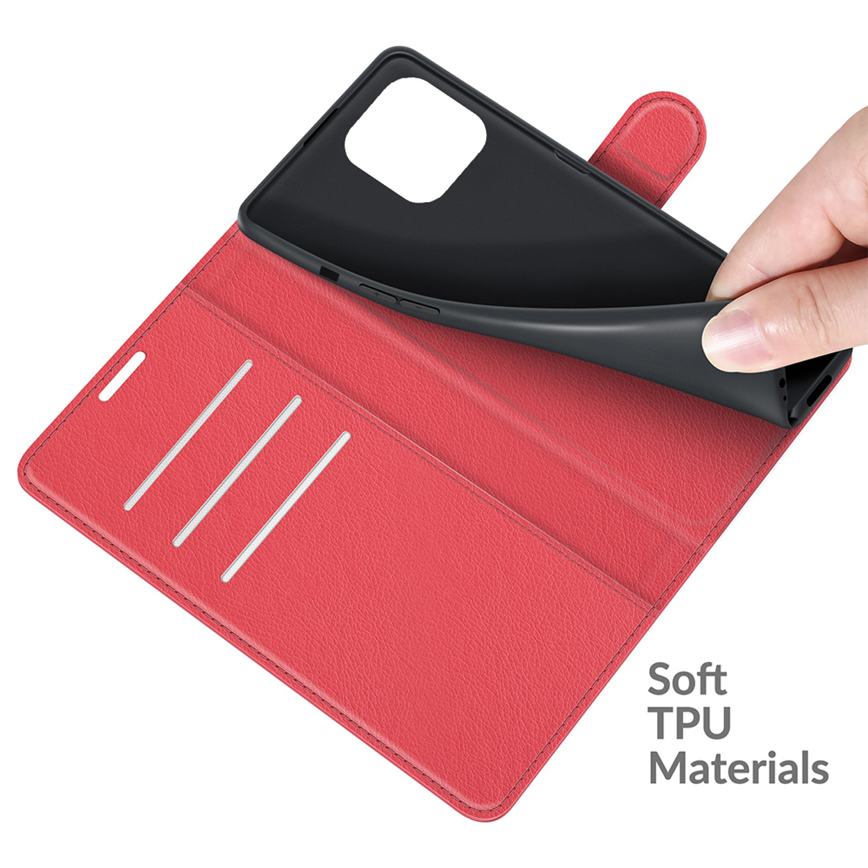 Een rood telefoonhoesje is open. De binnenkant heeft kaartsleuven. Een hand stopt een telefoon erin.