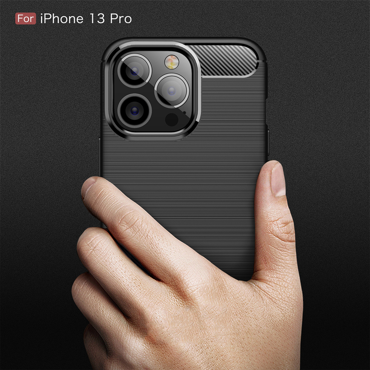 Zwarte telefoonhoes voor iPhone 13 Pro, vastgehouden door een hand. Zwarte achtergrond.