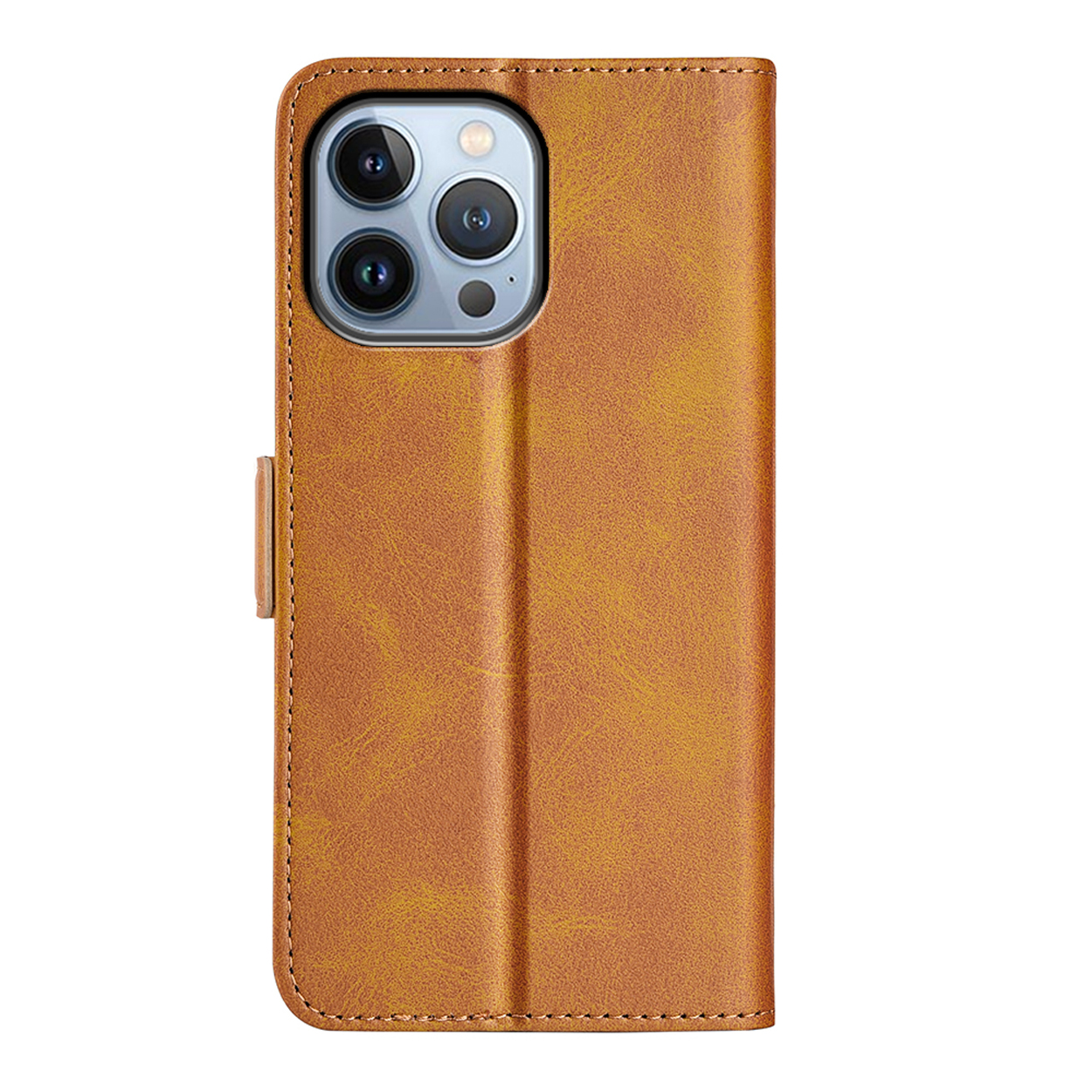 Bruine leren telefoonhoes. De telefoon heeft een camera. De hoes is gesloten. De achtergrond is wit.