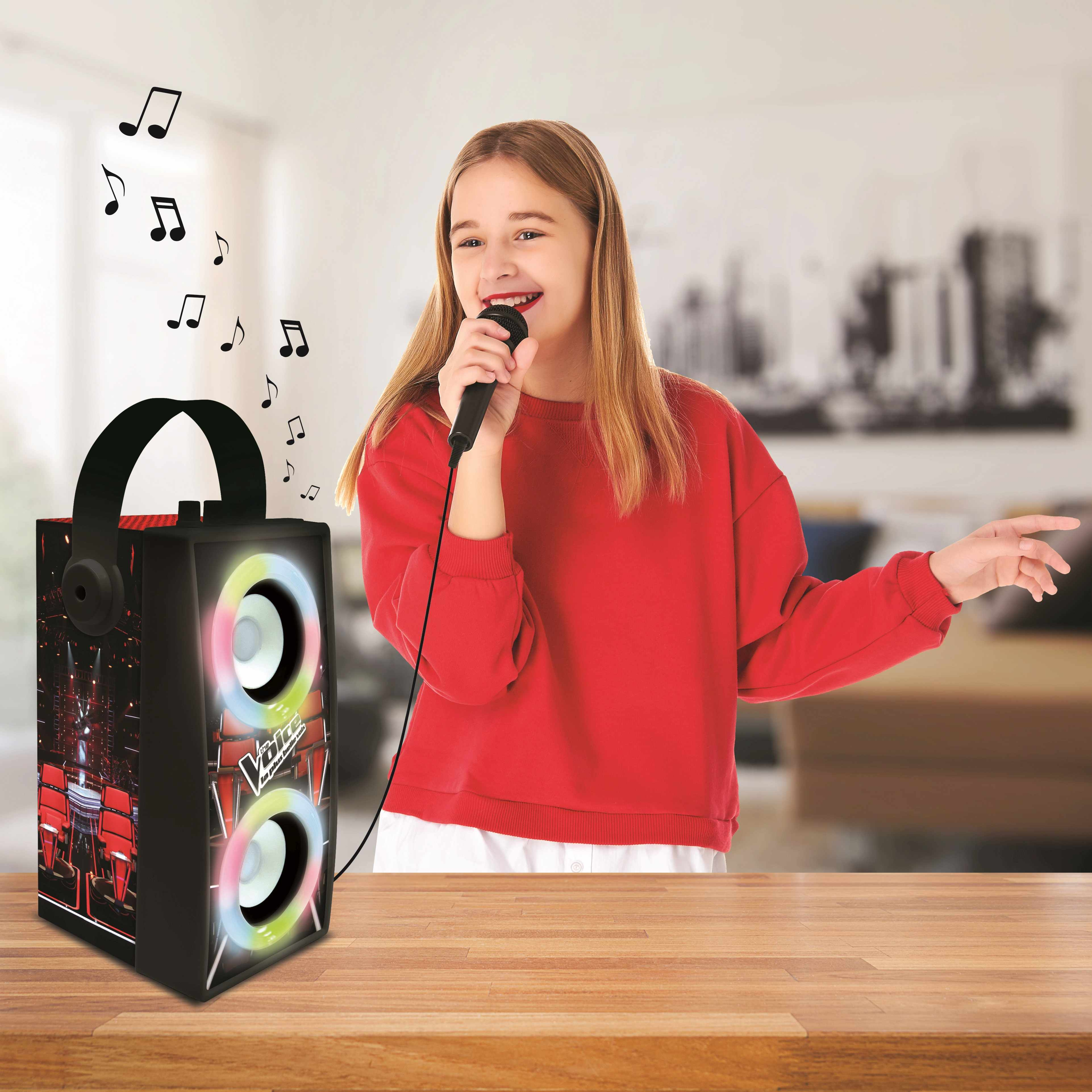Niña cantando en un micrófono con un altavoz de karaoke, notas musicales flotando en el aire.