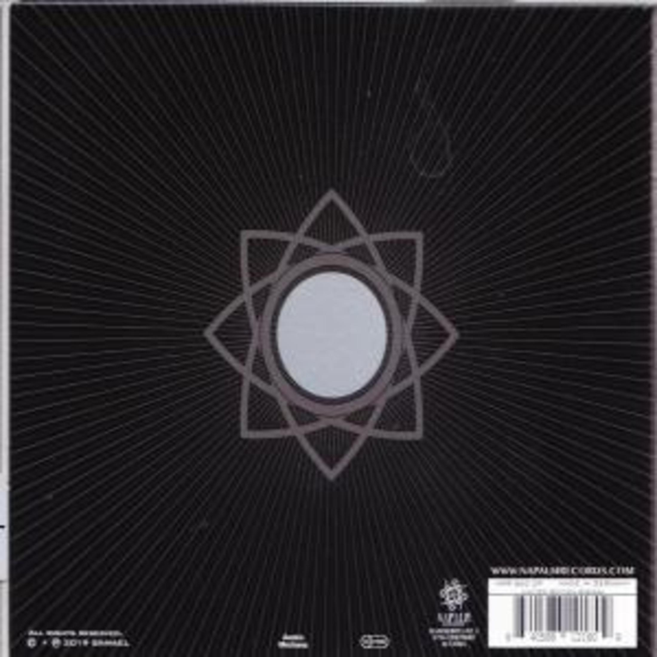 Zwarte achterkant van de cd-hoes met een zilveren bloemachtig ontwerp en tekst onderaan.