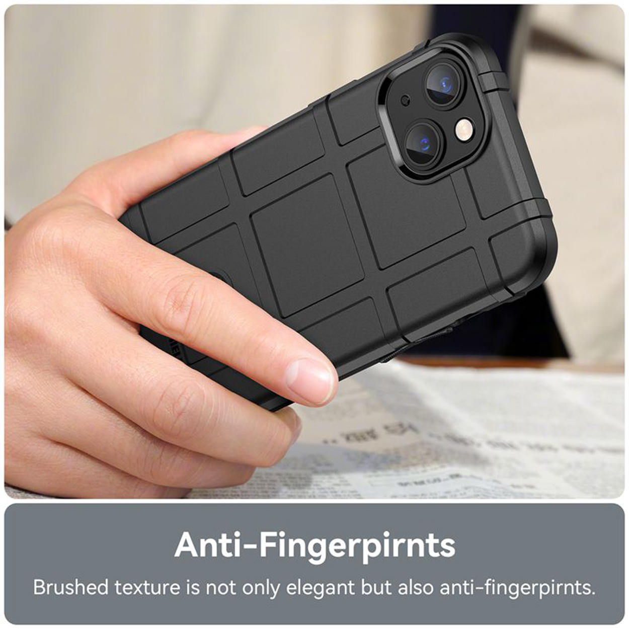 Een zwarte telefoonhoes met een telefoon erin. Toont een getextureerd oppervlak en de tekst 'Anti-Fingerprints'.