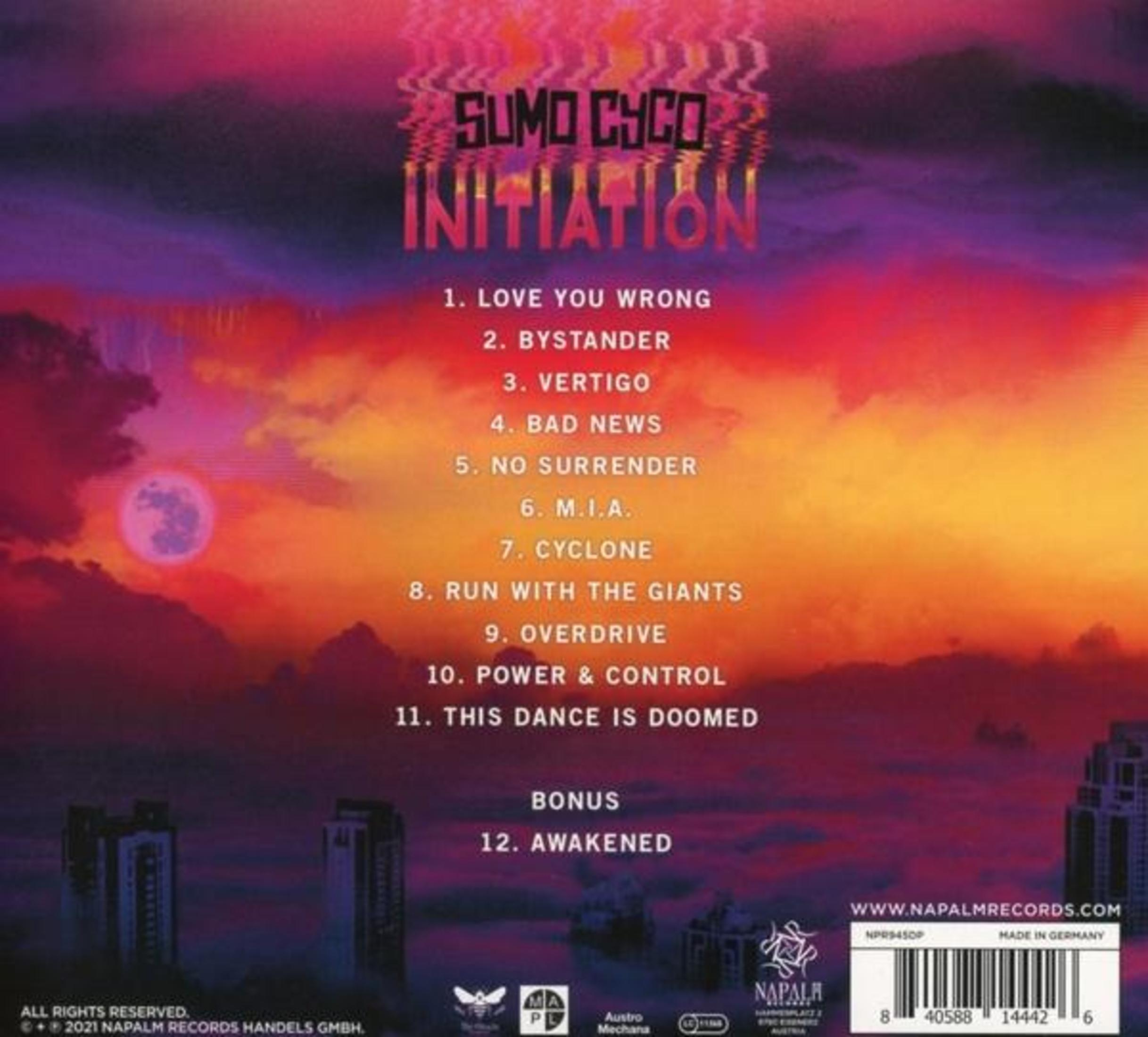 Pochette d'album : Un coucher de soleil flamboyant avec le texte : SUMO CYCO, INITIATION, et une liste des titres.