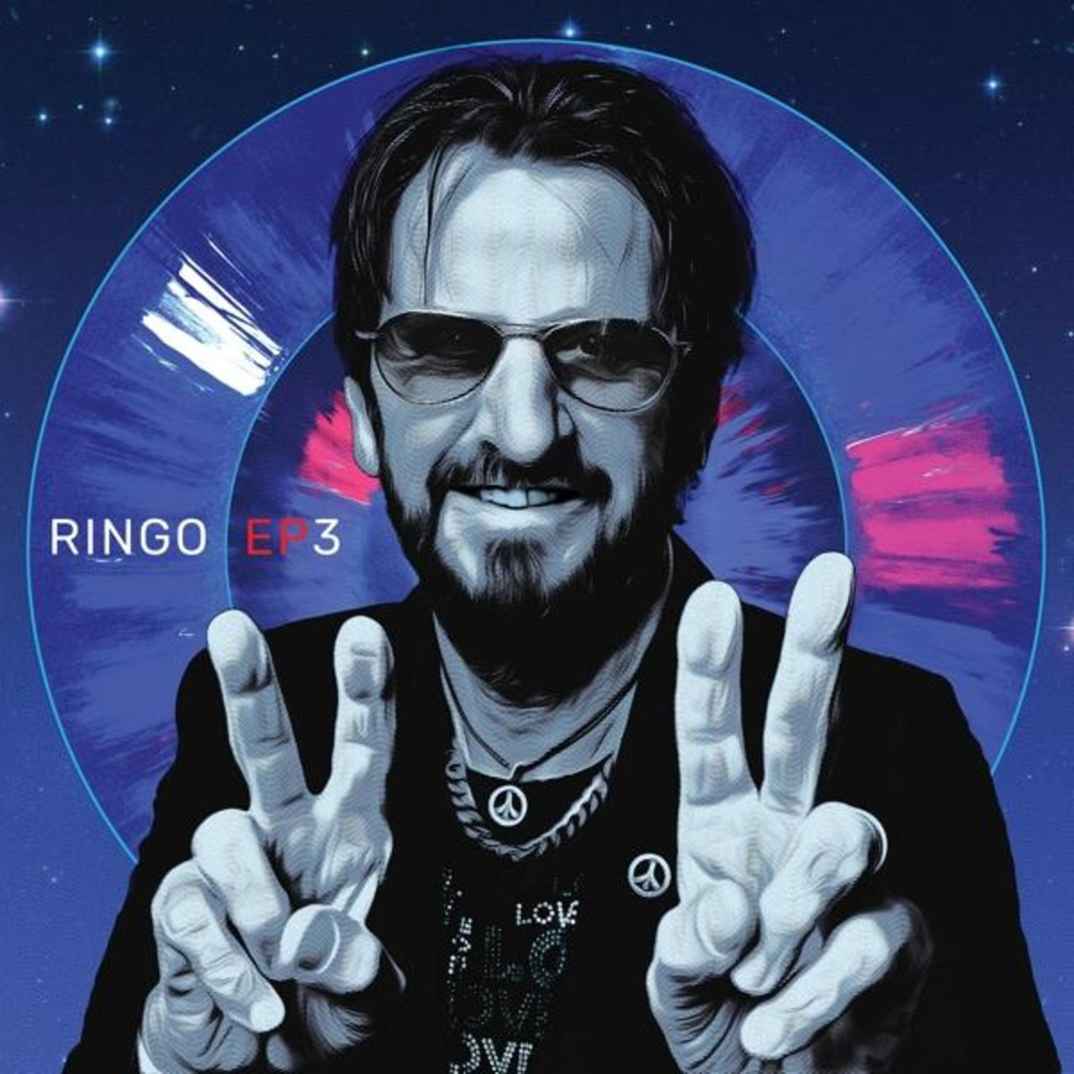 Portret van Ringo Starr. Hij glimlacht en toont vredestekens. Blauwe en paarse achtergrond met sterren.