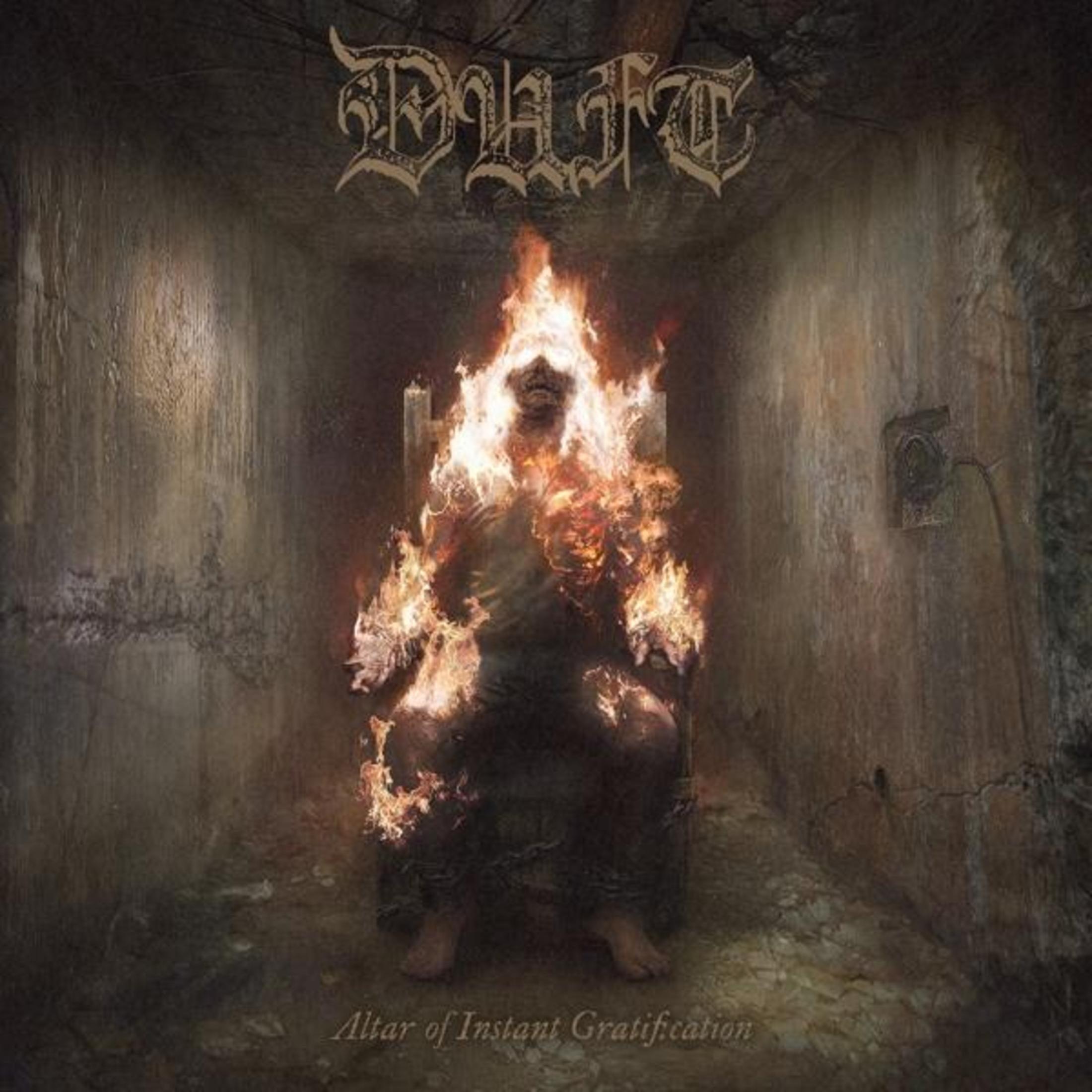 Copertina dell'album: Durt, Altar of Instant Gratification, persona in fiamme in una stanza.