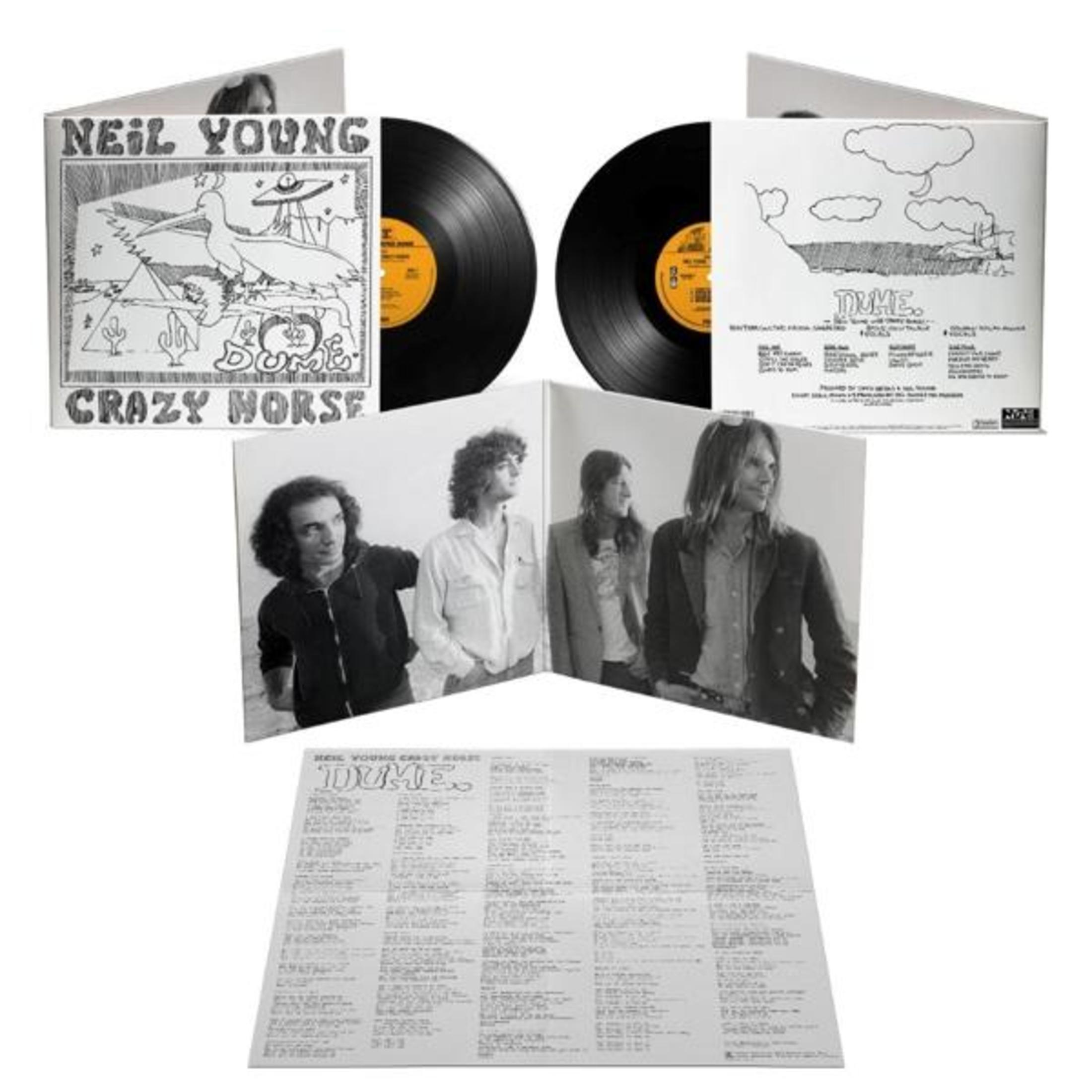 Pochette d'album avec des disques vinyles. Comprend l'artwork de l'album et des images des membres du groupe.