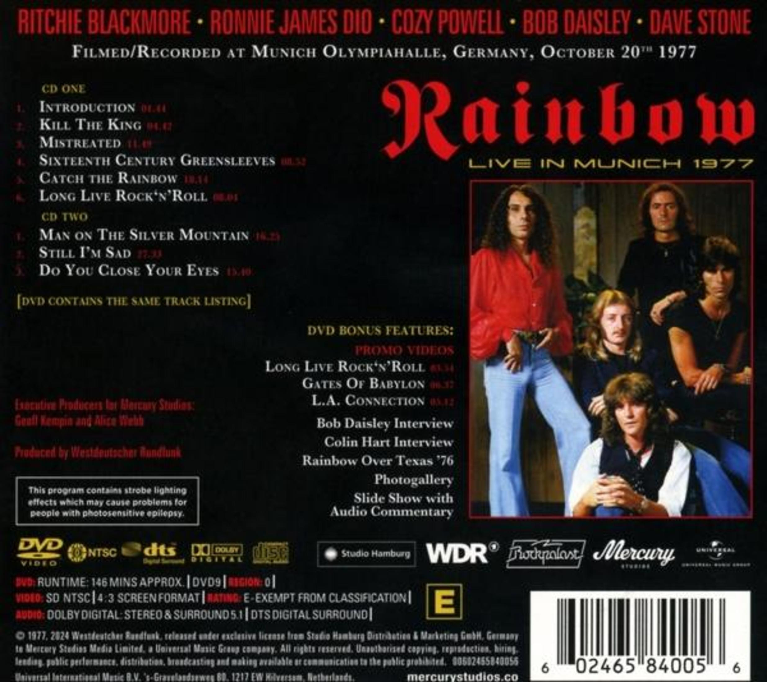 Portada del álbum: Grupo de hombres, texto sobre un concierto y texto en blanco y rojo.