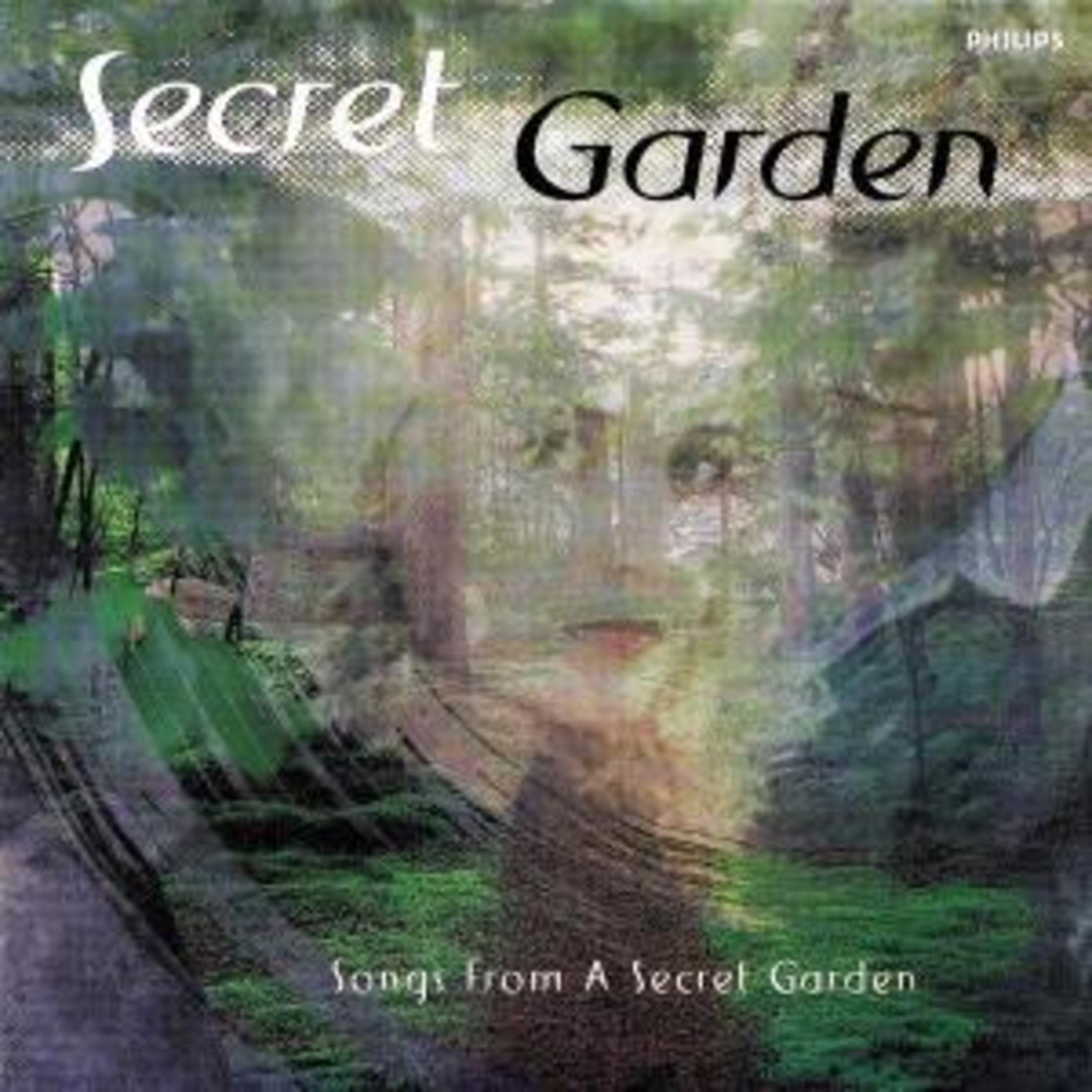 Albumhoes met een vage afbeelding van een gezicht in een bos. De titel is Secret Garden.