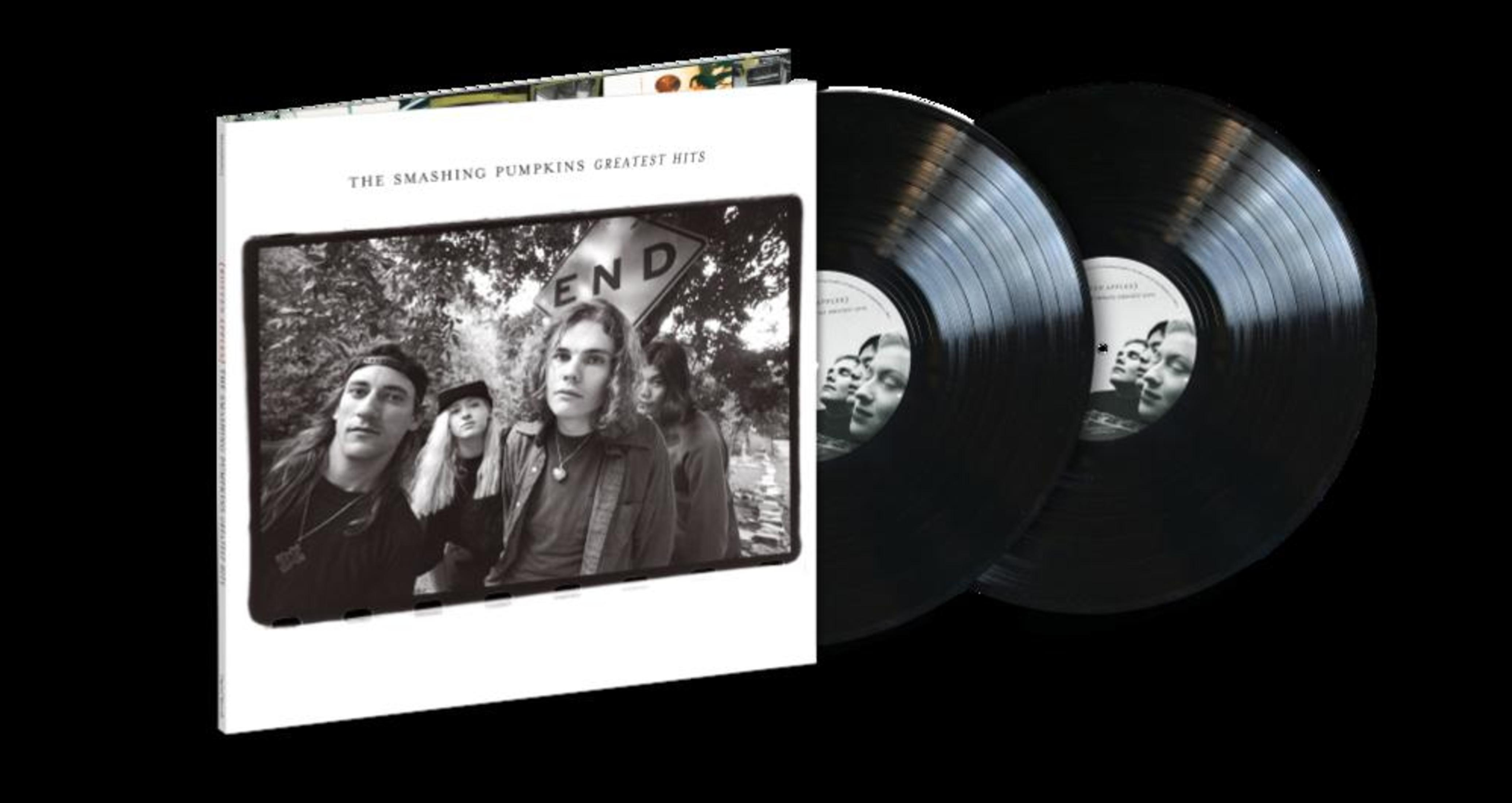 Copertina dell'album: foto della band con testo 'The Smashing Pumpkins Greatest Hits'. Due vinili neri visibili.
