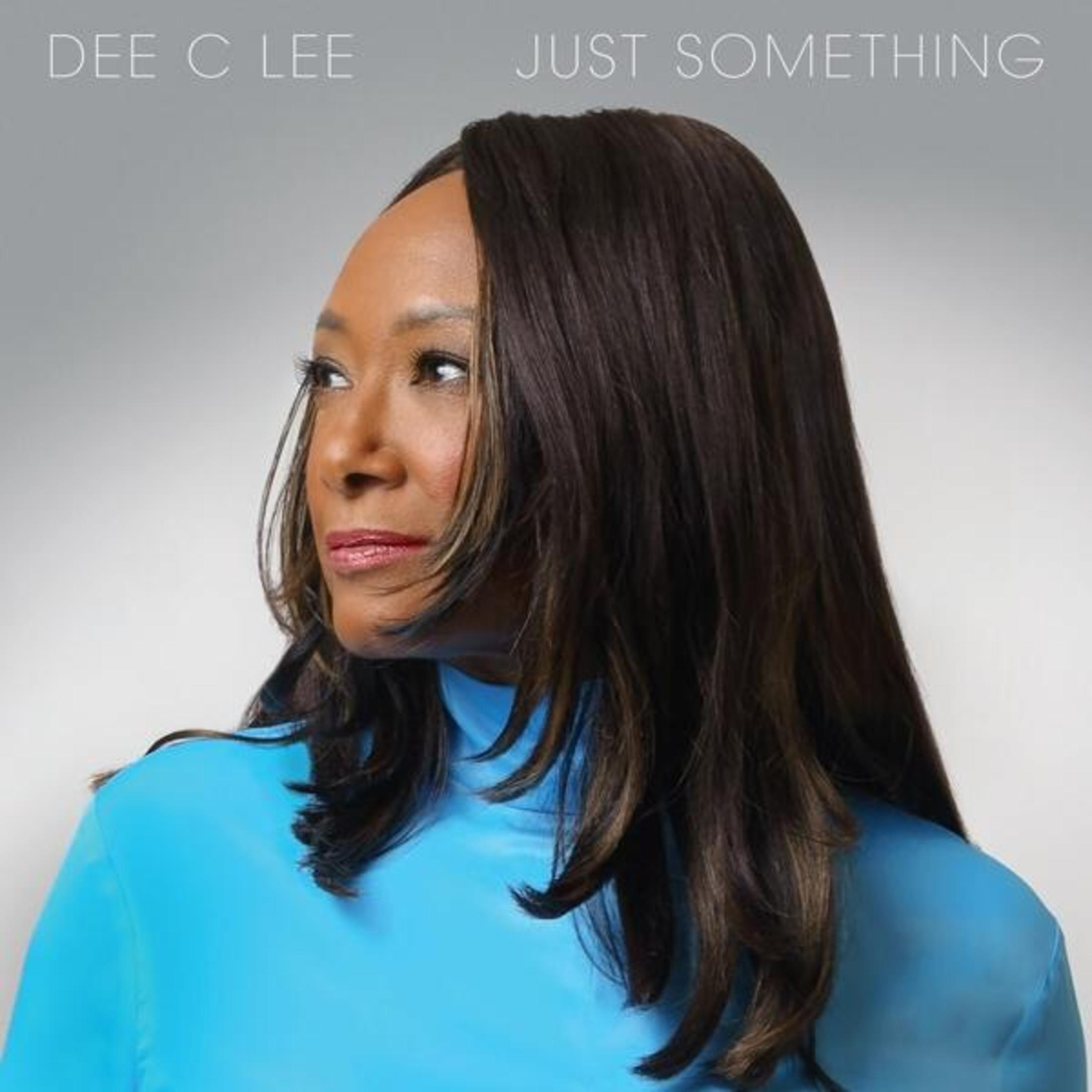 Copertina dell'album con Dee C Lee. Una donna con i capelli castani, che guarda a sinistra, indossa un top blu.