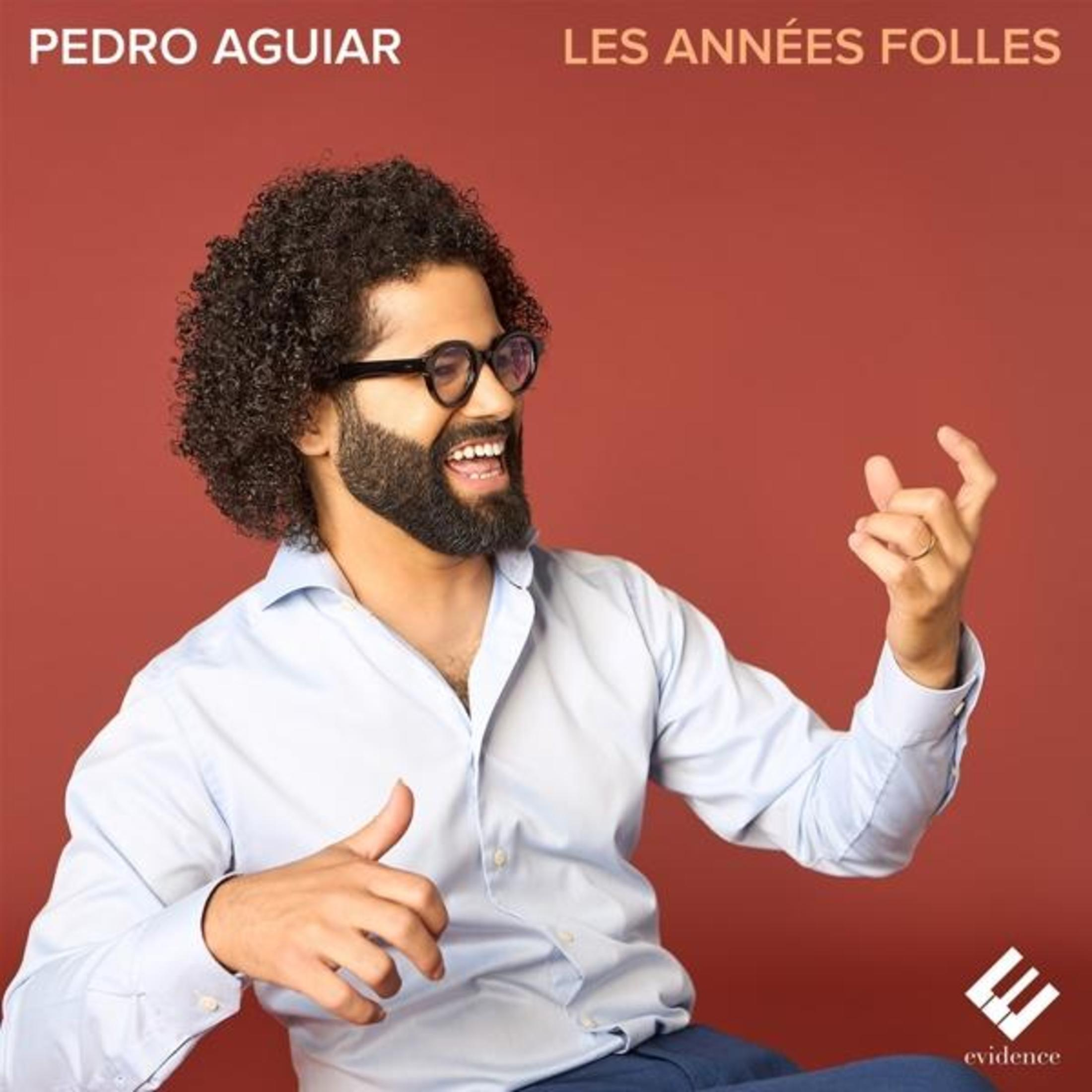 Copertina dell'album: uomo con occhiali sorridente, sfondo rosso, testo 'Pedro Aguiar Les Annees Folles'.
