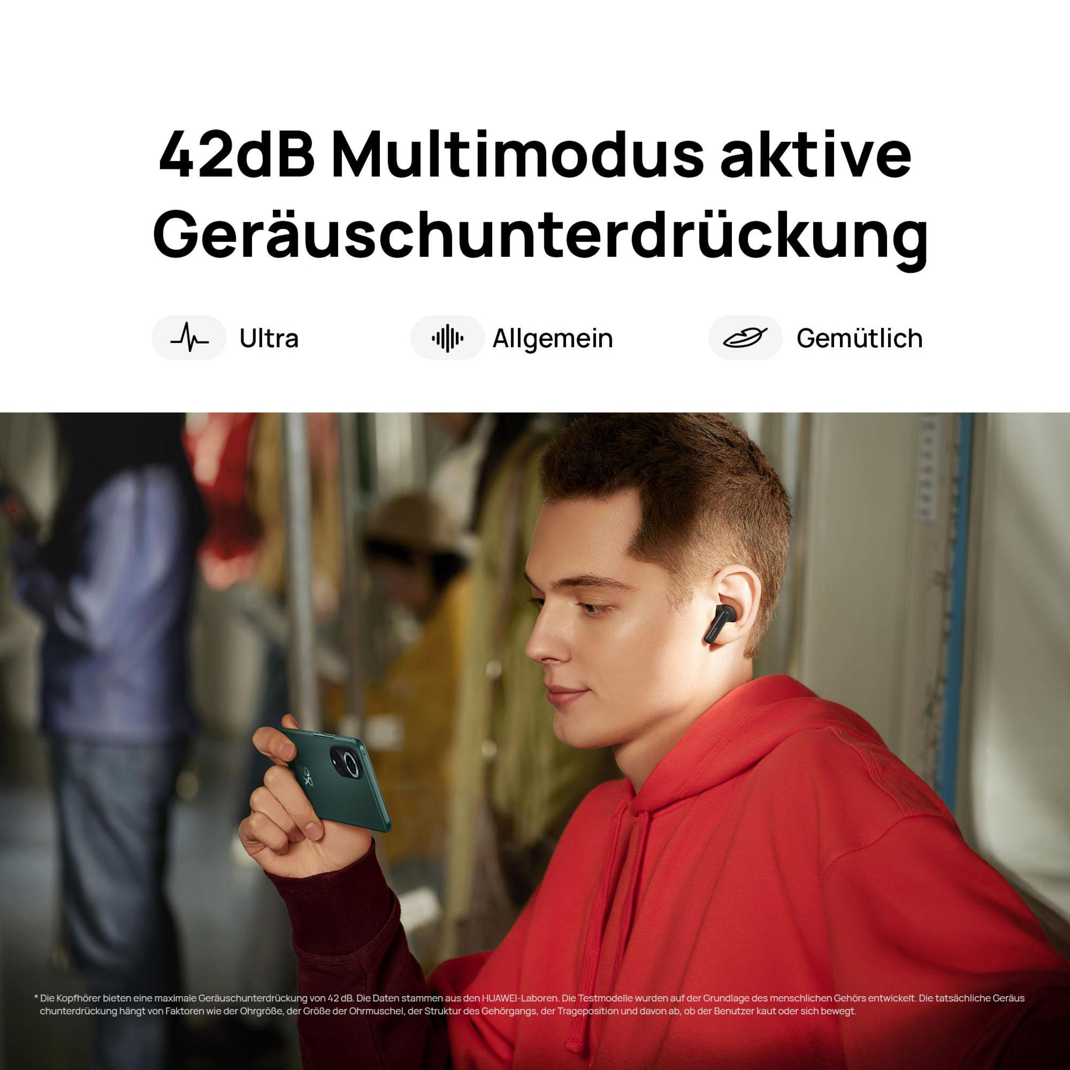 Uomo con felpa rossa e auricolari usa il telefono, sfondo metropolitana. Testo: Cancellazione del rumore attiva multimodale 42dB.