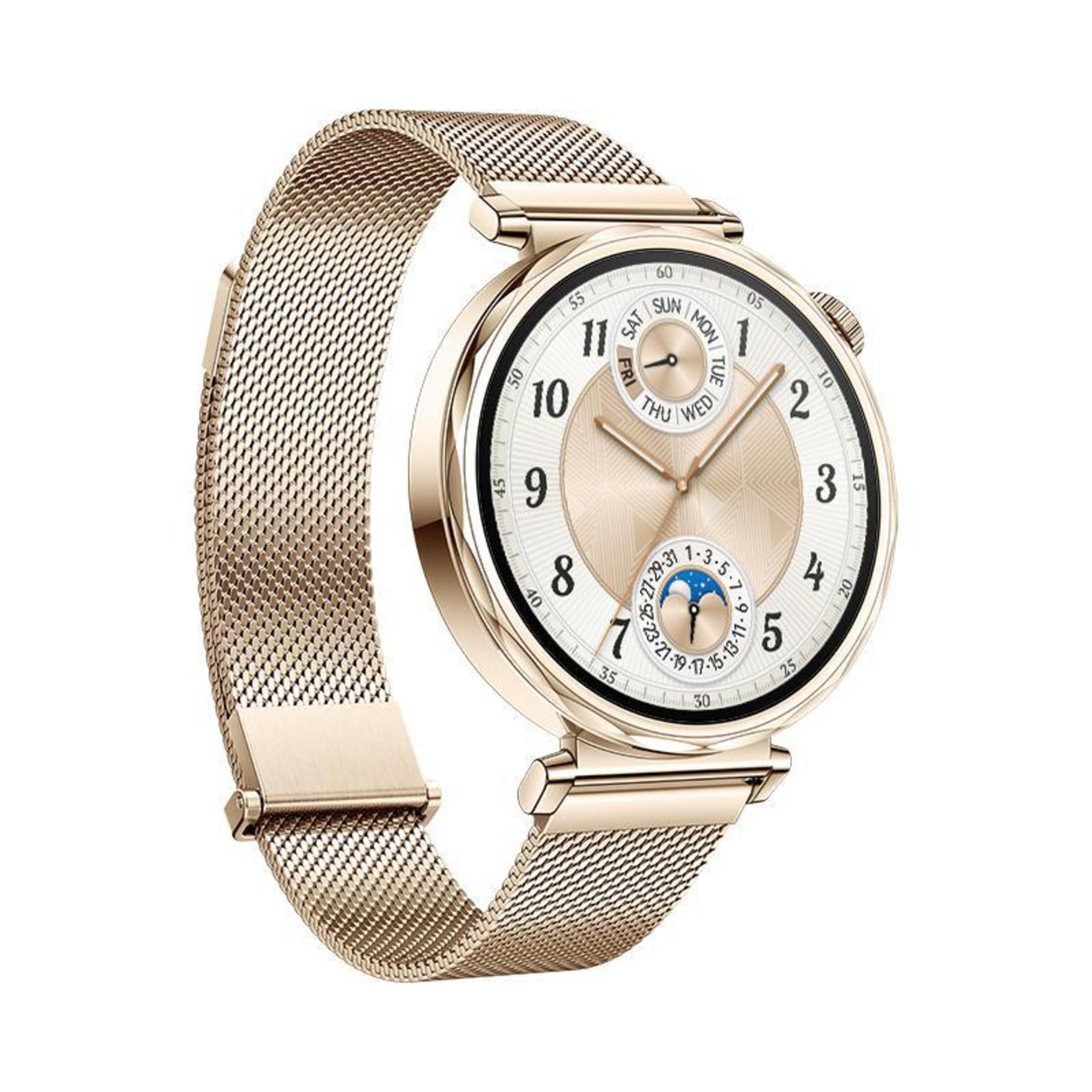 Gouden smartwatch met een mesh band. Achtergrond is wit.