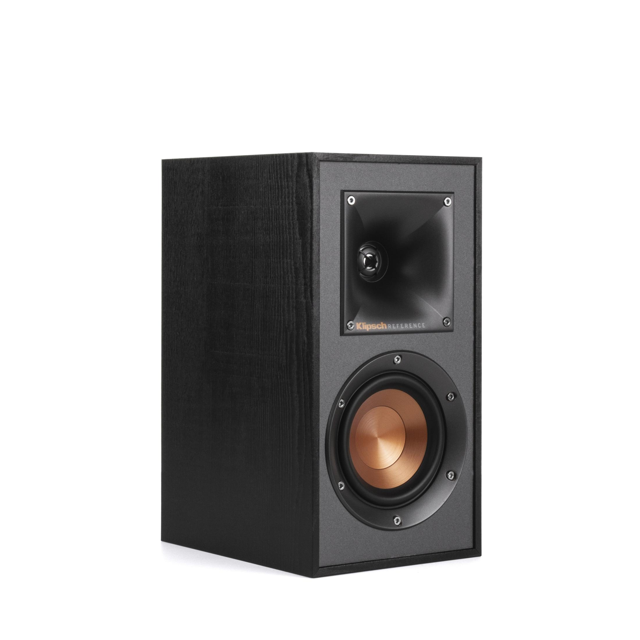 Altavoz negro con woofer dorado y marco negro sobre fondo blanco.