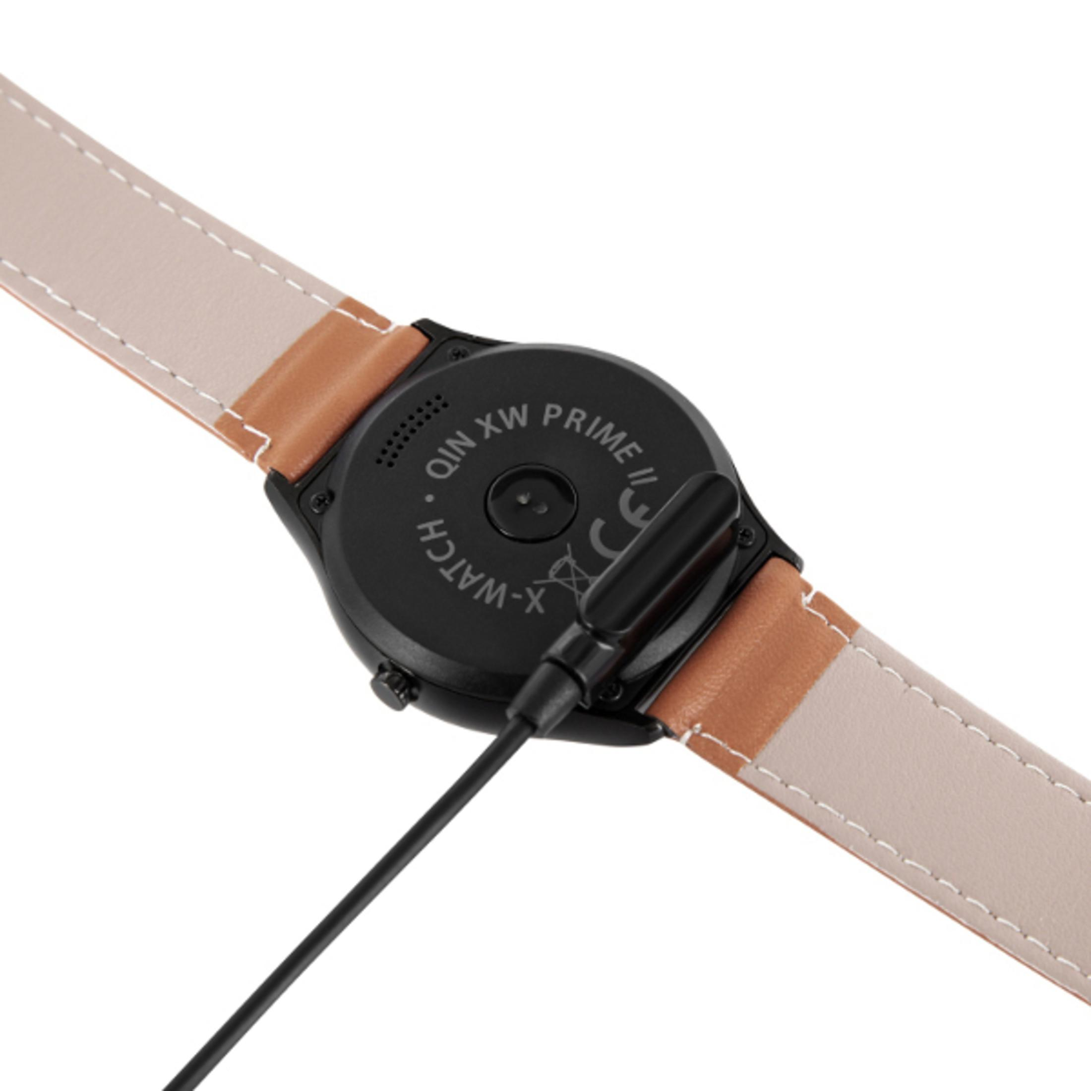 Schwarze X-Watch Prime Smartwatch, Ladekabel angeschlossen. Leder- und beiges Armband. Schwarzer Hintergrund.